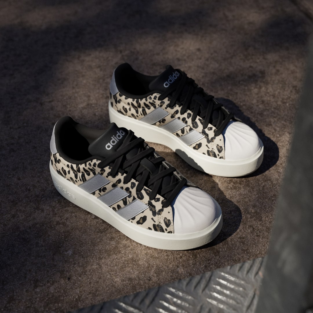 Detalle de Zapatilla StreetTALK Bold de Adidas – Beige