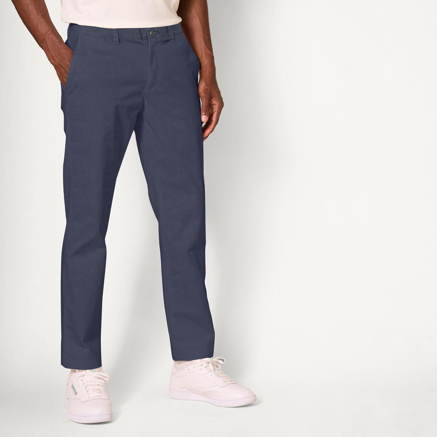 Detalle 2 de Amazon Essentials Herren Legere Stretch-Chinohose – sportliche Passform, Übergröße erhältlich
