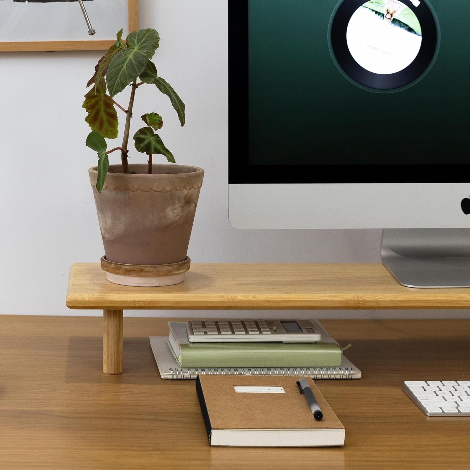 Detalle de ROCDEER Bamboo Dual Monitor Stand Riser with Storage Shelf
