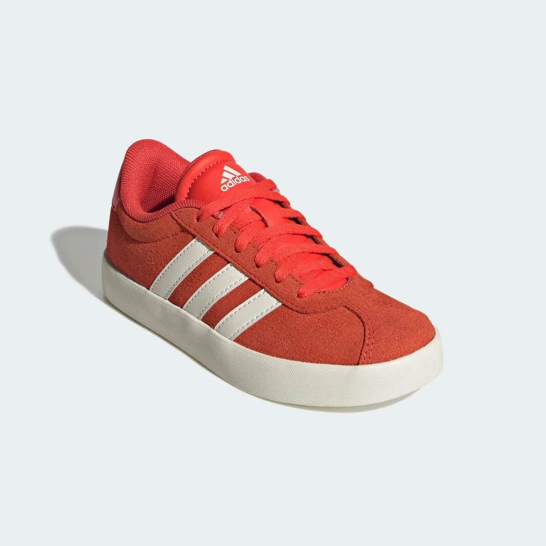 Detalle de Zapatilla VL Court 3.0 de Adidas: versatilidad y estilo en color naranja
