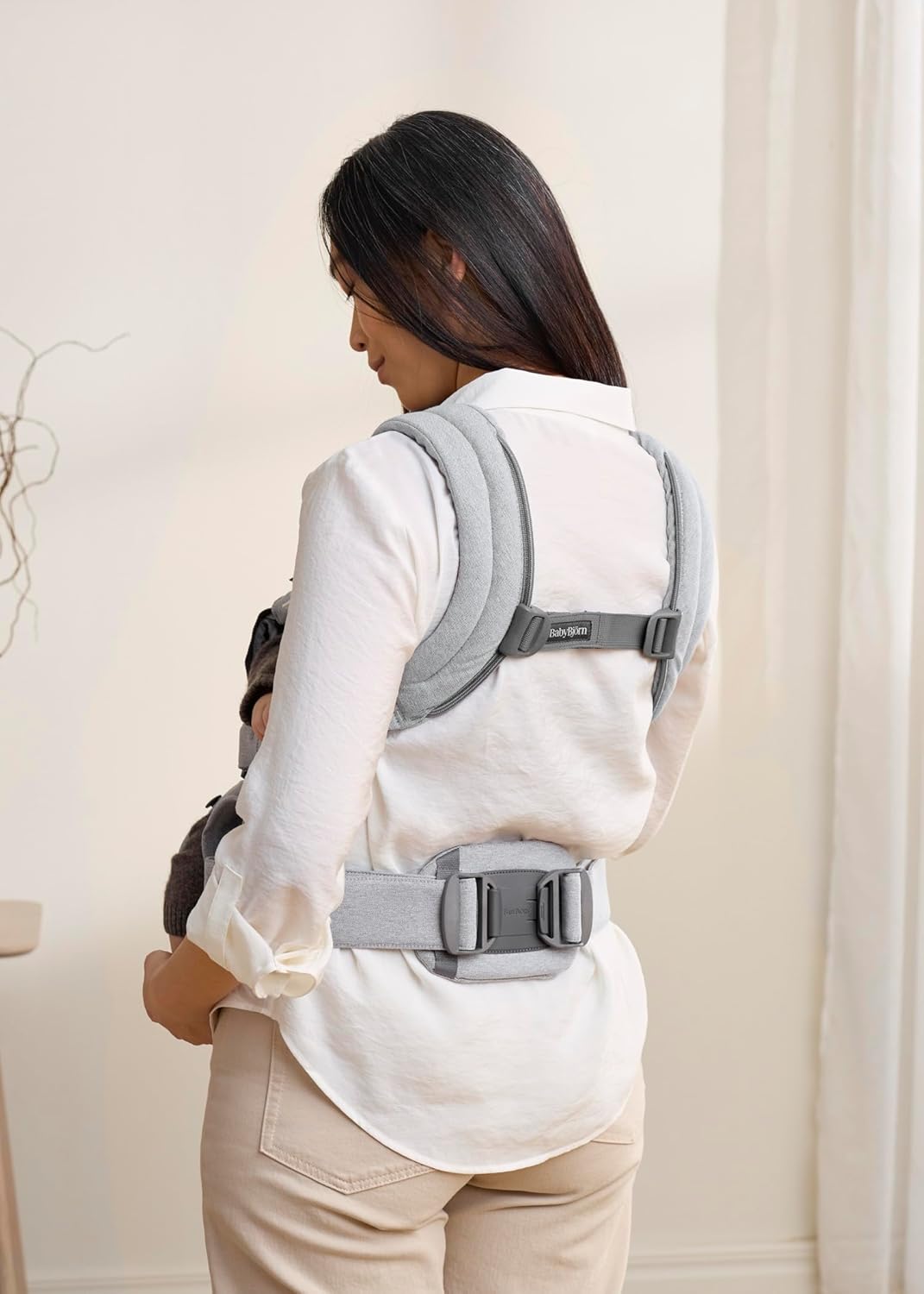 Detalle 2 de BabyBjörn Harmony Marsupio in Tessuto Mélange Grigio Chiaro — comfort 0–3 anni