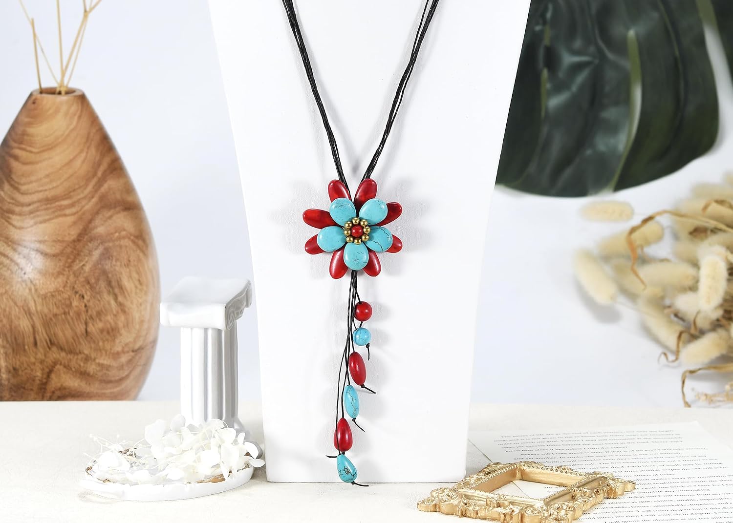 Detalle 2 de AeraVida Floral Pendant Necklace with Cotton Wax Rope