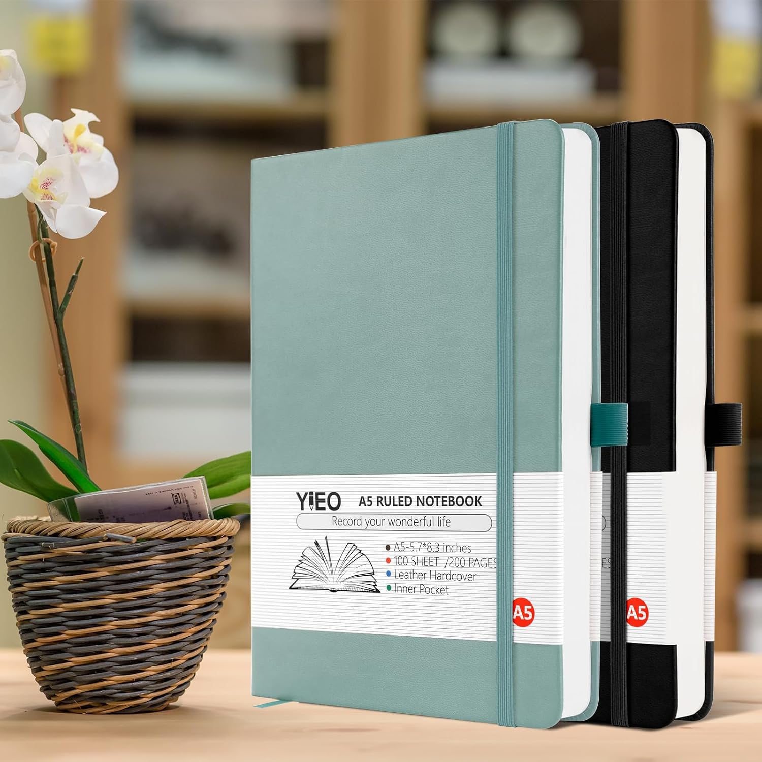 Detalle 2 de YIEO A5 Hardback Journal Notebook 2 Pack with 398 lined pages, bookmark, pen loop & expandable pocket (Black + Grayblue)