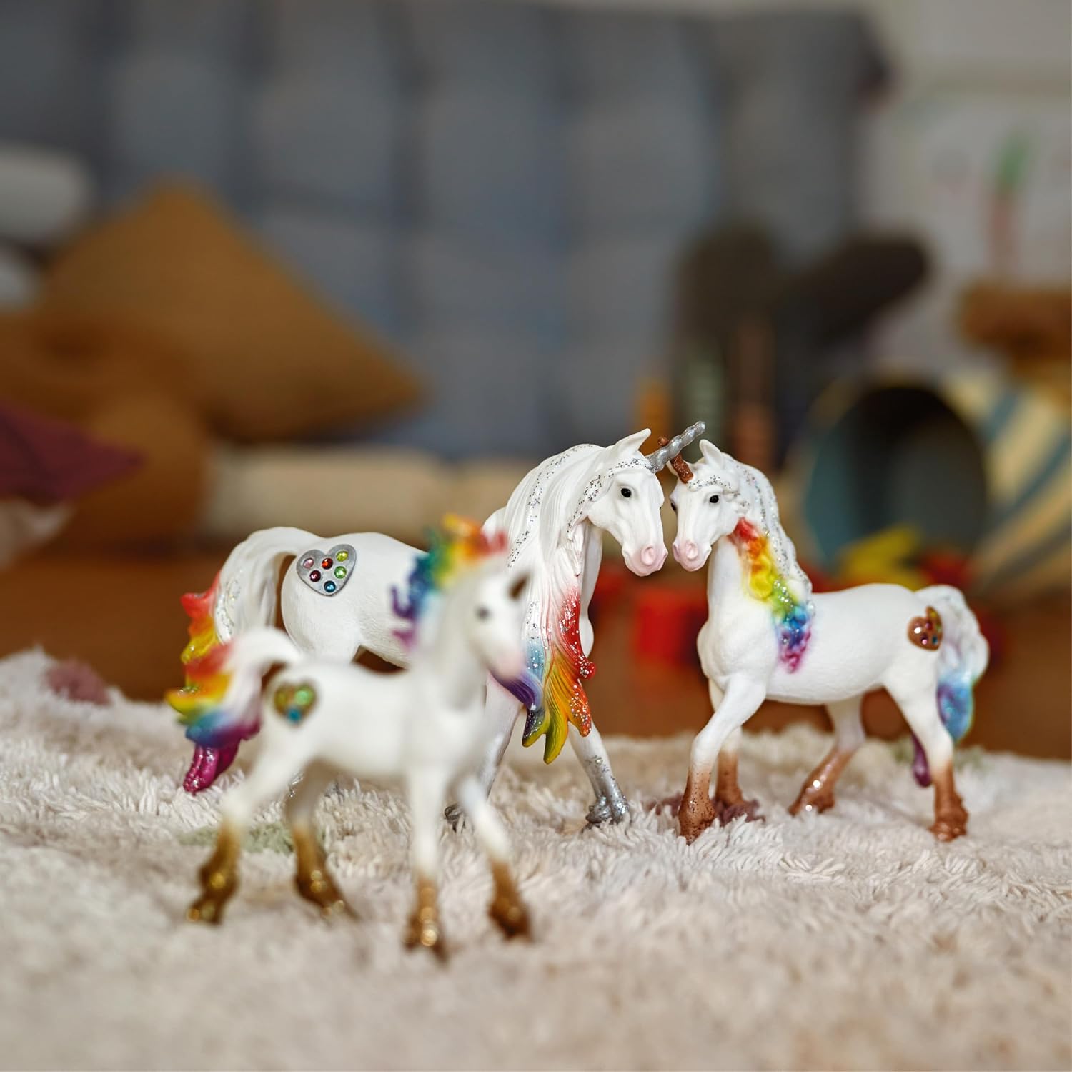 Detalle de Schleich BAYALA 70727 – źrebak tęczowego jednorożca, figurka z plakatem