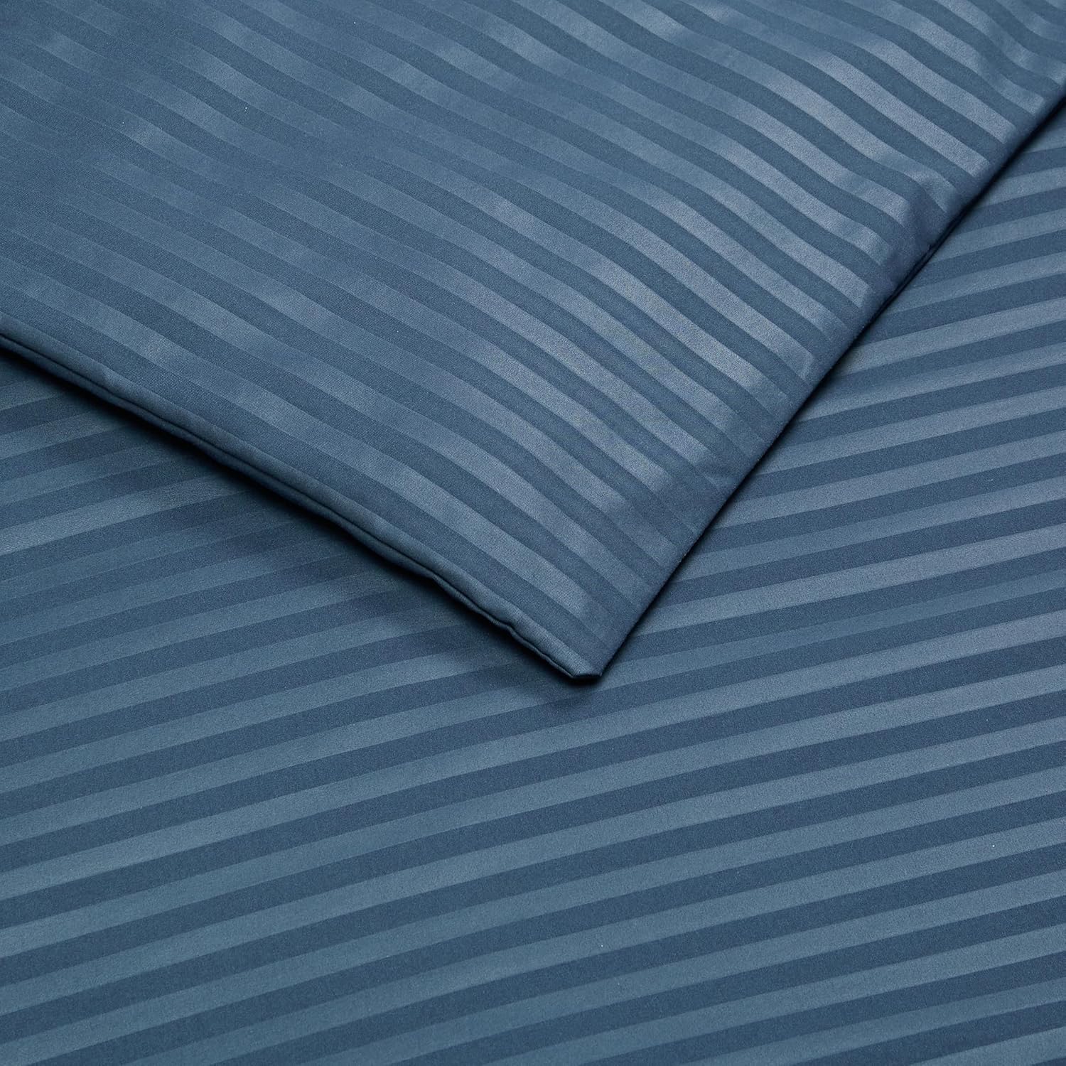 Detalle 2 de Amazon Basics Bedding 3-Piece Microfibre King Size Duvet Cover Set in Navy Blue