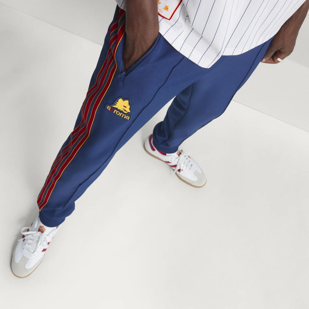 Detalle de Pantalón AS Roma Terrace Icons de Adidas (Azul)