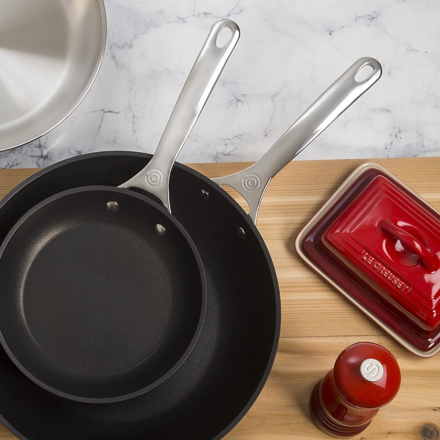 Detalle de Le Creuset Stoneware Butter Dish, 900 g, Cerise