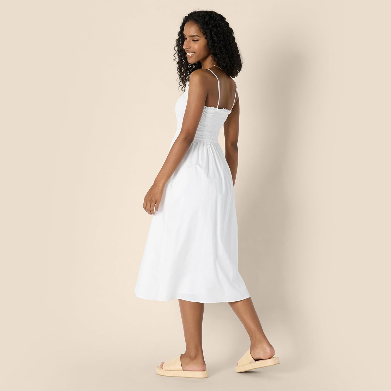 Thumbnail 2 de Amazon Essentials Women’s Regular-Fit Cotton Sateen Smocked Bodice Midi Dress