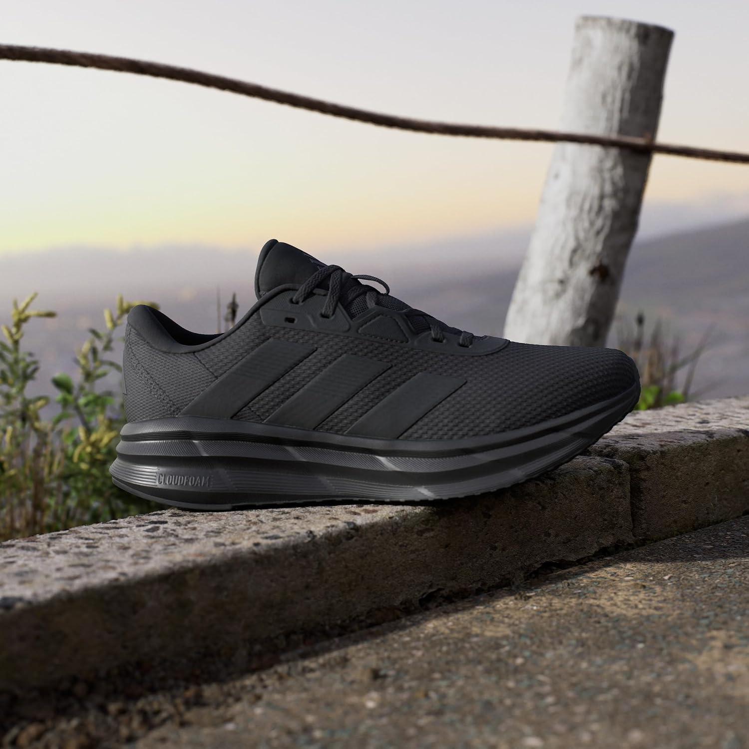 Detalle de adidas Galaxy 7 para hombre: zapatilla de running con Cloudfoam y empeine textil