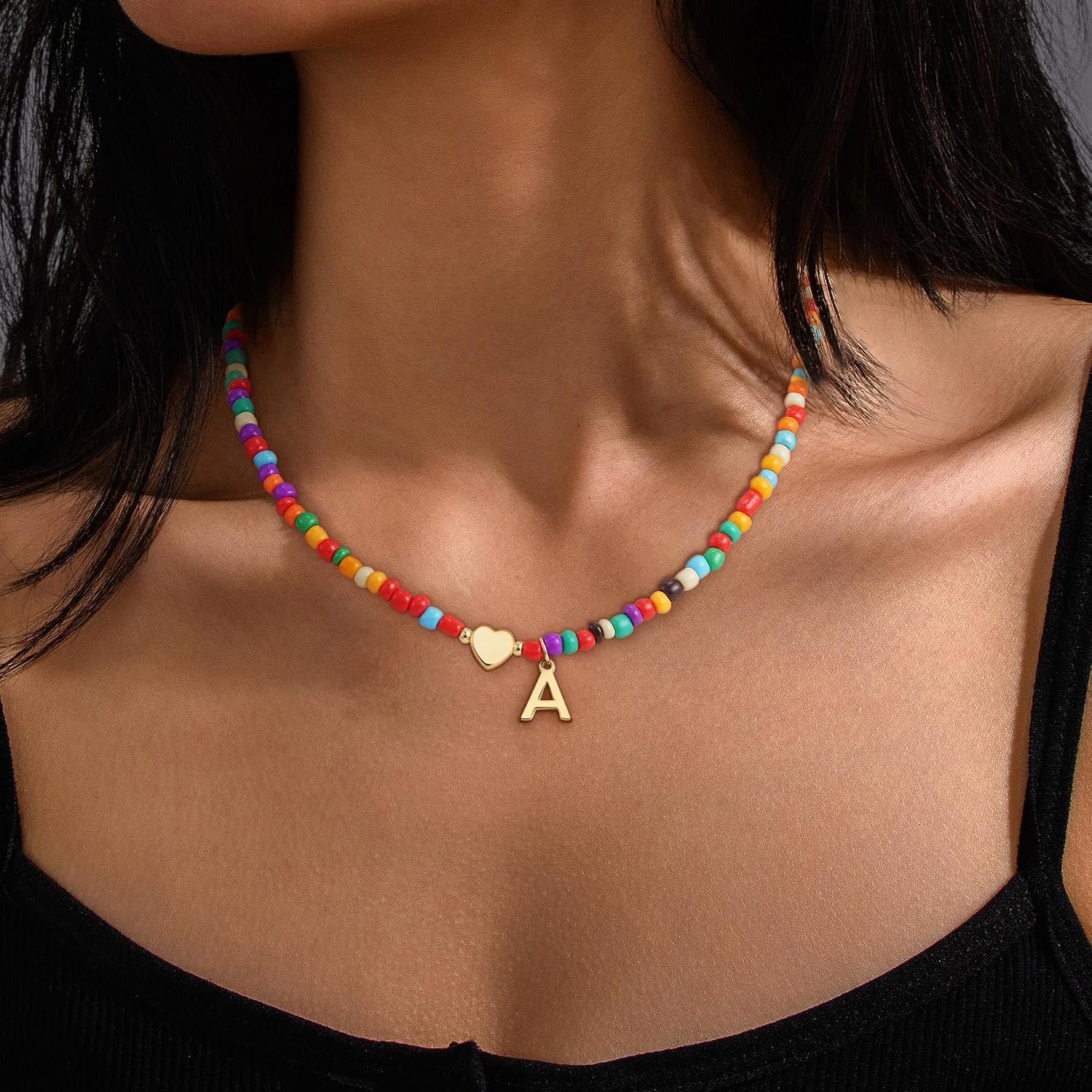 Detalle 2 de SLOONG bunte Buchstaben-Perlenkette mit Initialen und Herz-Charm (Choker) – personalisierte Namenskette für Mädchen & Damen
