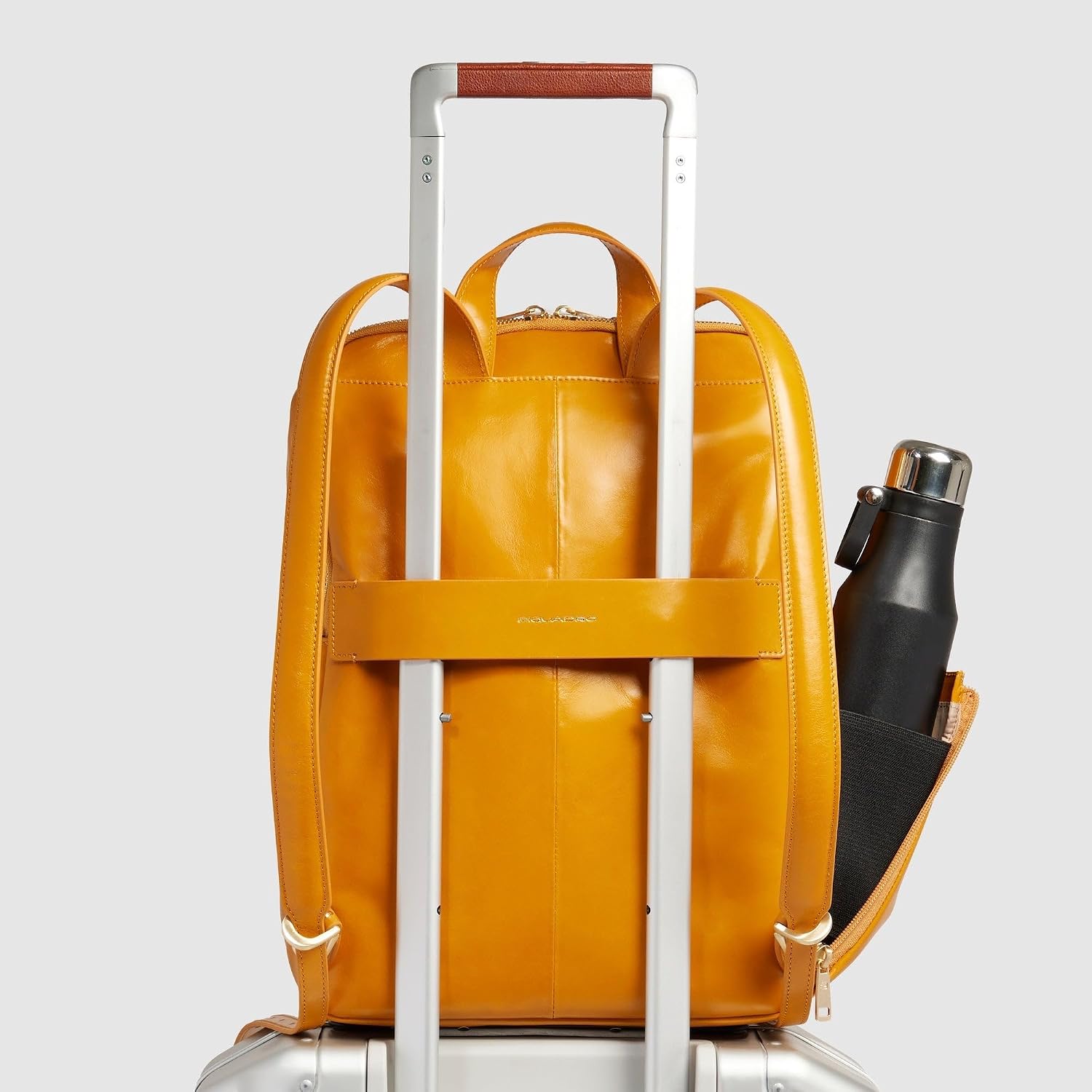 Detalle de PIQUADRO Zaino donna in pelle porta PC 14": eleganza italiana con compartimento per tablet e protezione RFID