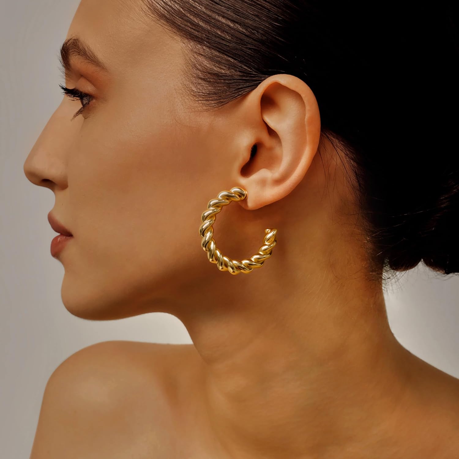 Thumbnail 2 de 12 Pairs Chunky Gold Hoop Earrings Set for Women (Gold-Plated, Hypoallergenic) — Twisted Huggie & Stud Mix