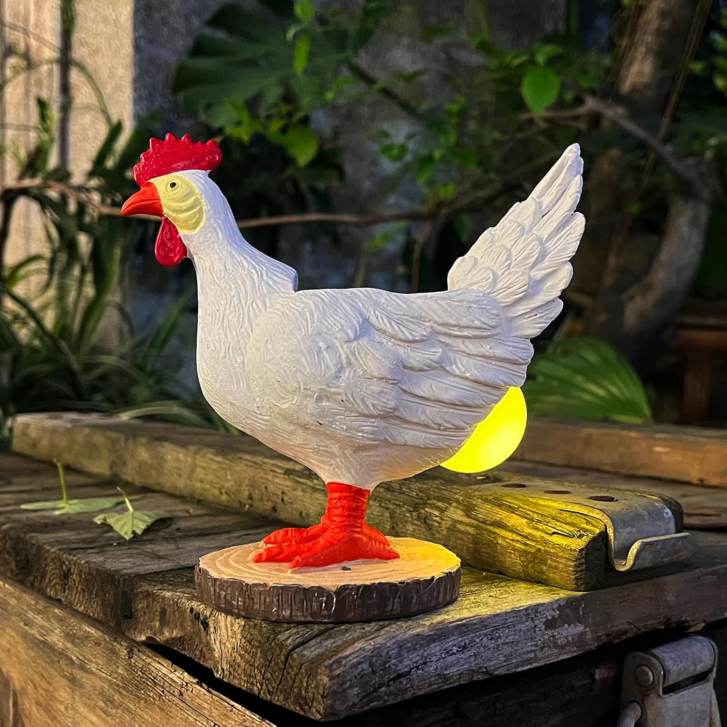 Detalle de Solar Chicken Egg Lamp Garden Statue
