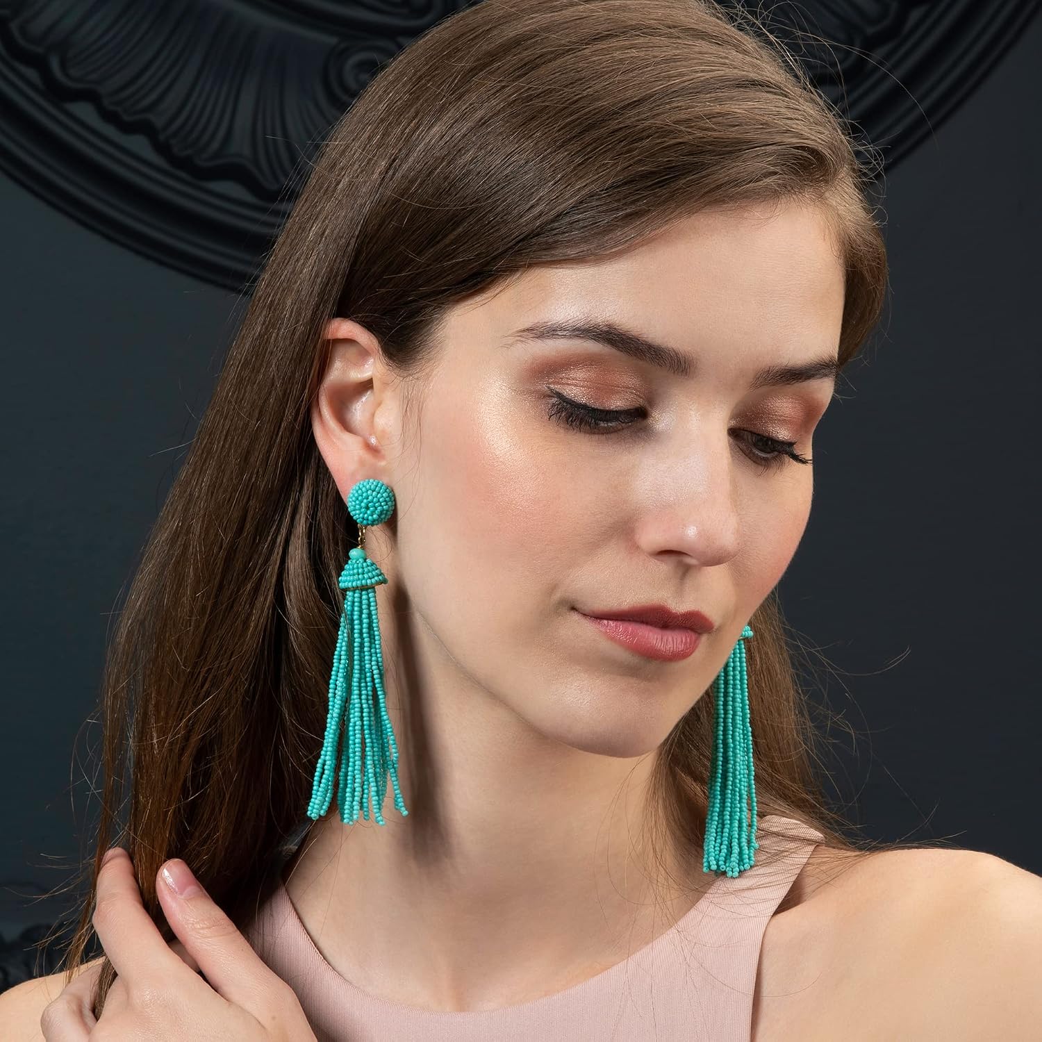 Detalle de Zavana Orecchini lunghi boho chic con nappe e perline blu turchese, fatti a mano
