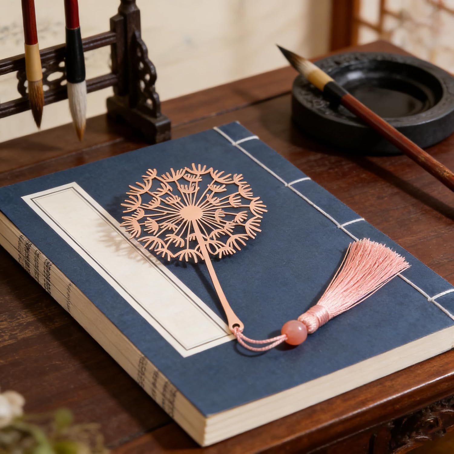 Detalle de Elegant Rose Gold Dandelion Metal Bookmark with Tassel and Gift Box