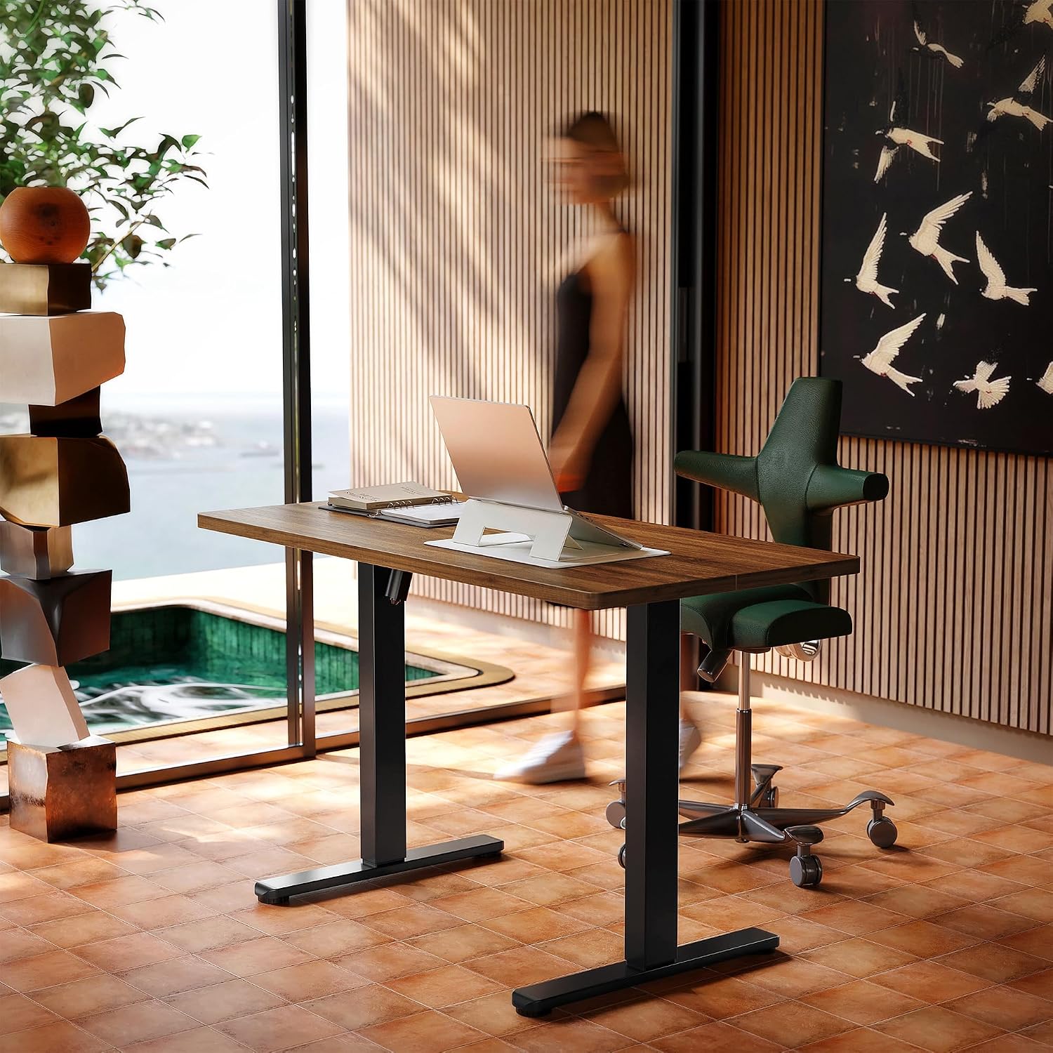 Detalle de HUANUO Electric Standing Desk, Walnut, 4 Memory Presets, 28.3–46.5-Inch Range
