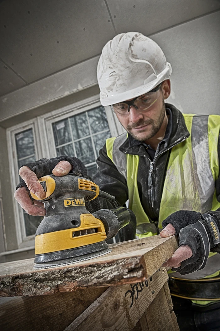 Detalle de DeWalt DWE6423-QS Exzenterschleifer – kompakt, 125 mm Schuh, 12.000 U/min