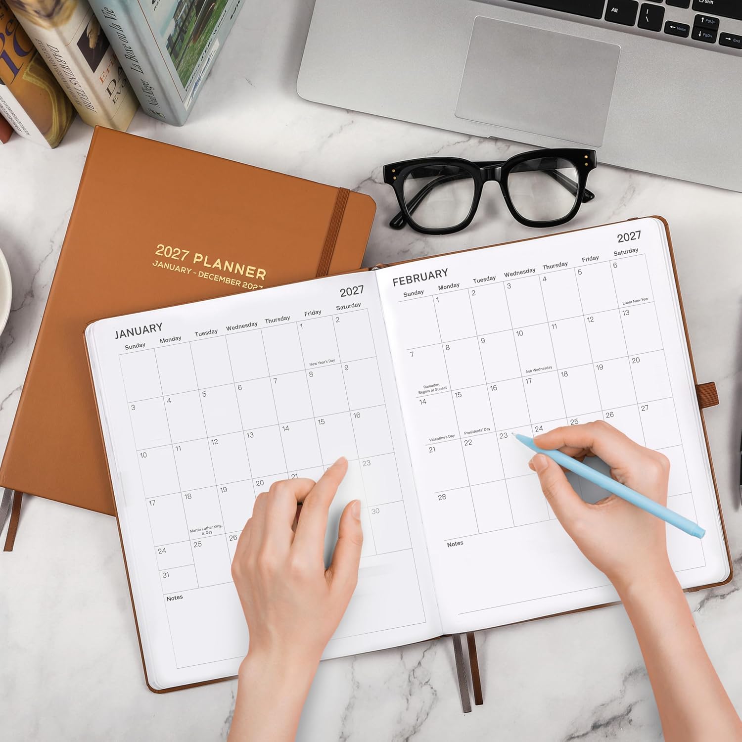 Detalle 2 de 2027 Planner 8 x 10-Inch Weekly and Monthly Planner