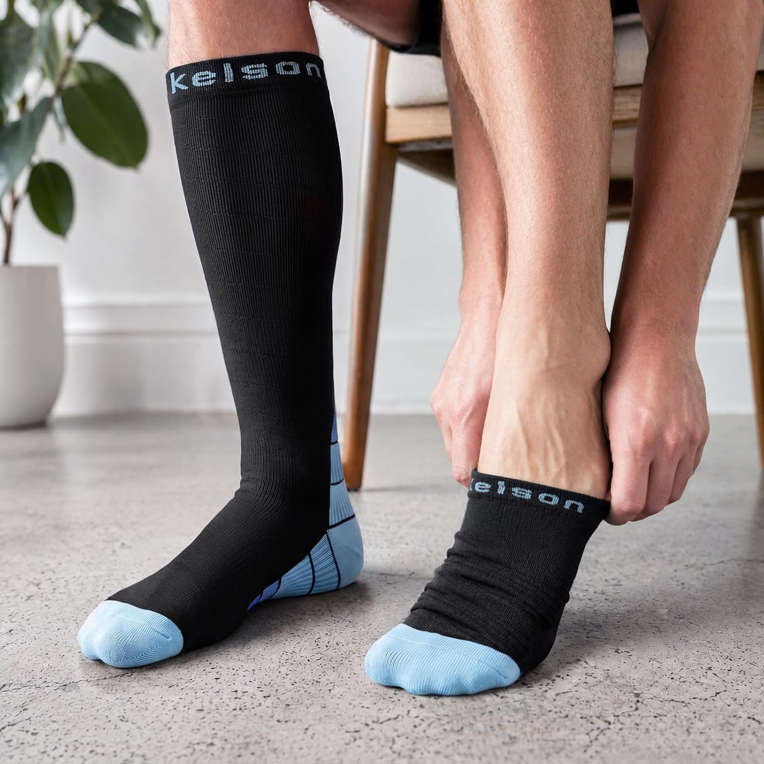 Detalle 2 de Calves Kelson 2 Pairs Compression Socks for Men & Women (20–30 mmHg) – Travel, Running & Recovery