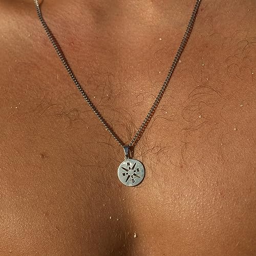 Detalle de Made by Nami Collar para Hombre con Dije – Collar dorado de 60 cm en acero inoxidable, hecho a mano