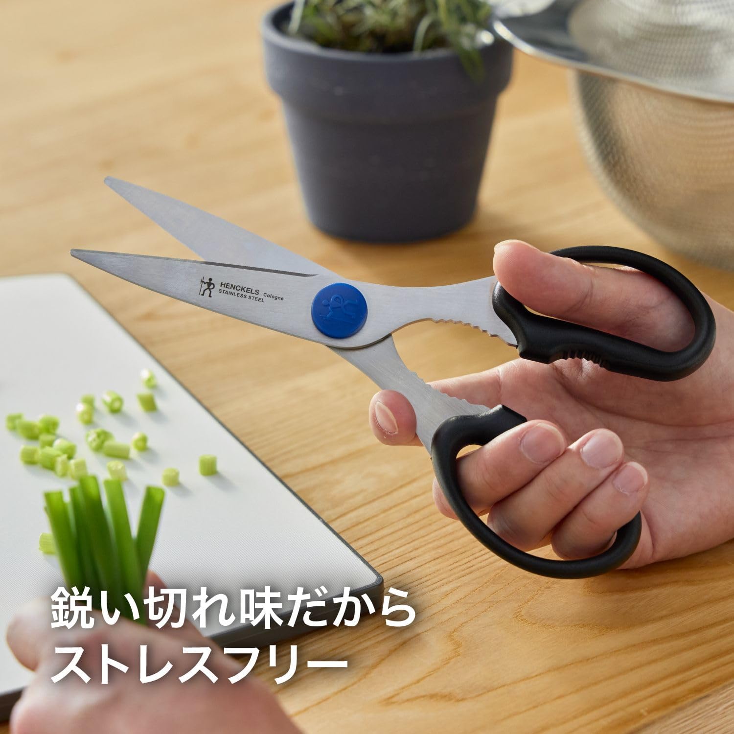 Detalle 2 de ツヴィリング J.A. ヘンケルス ケルン 料理バサミ 11515-001 ステンレス刃・黒ハンドル