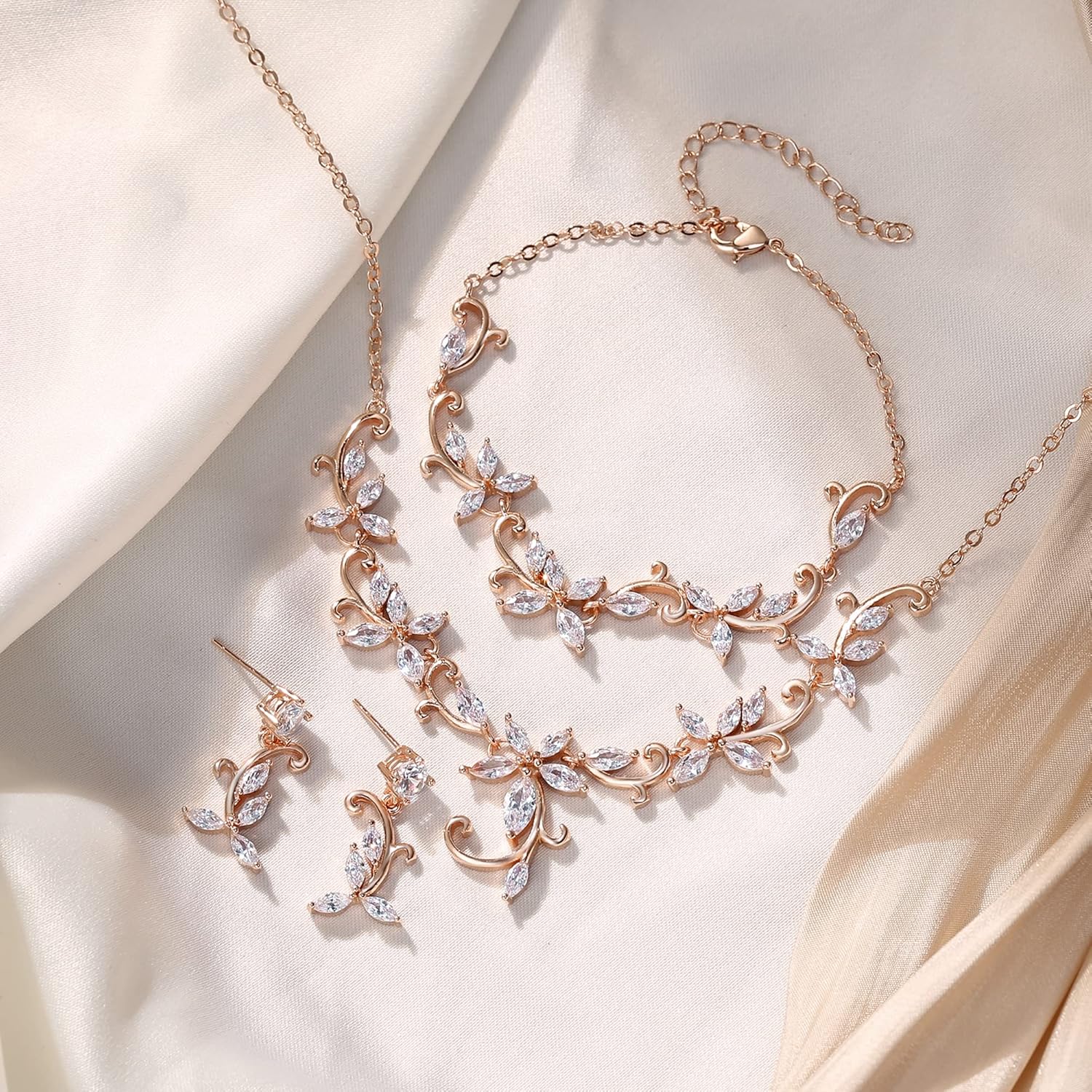 Thumbnail 4 de Parure bijoux de mariage Clearine en zircon cubique (3 pièces) : collier, boucles d’oreilles et bracelet