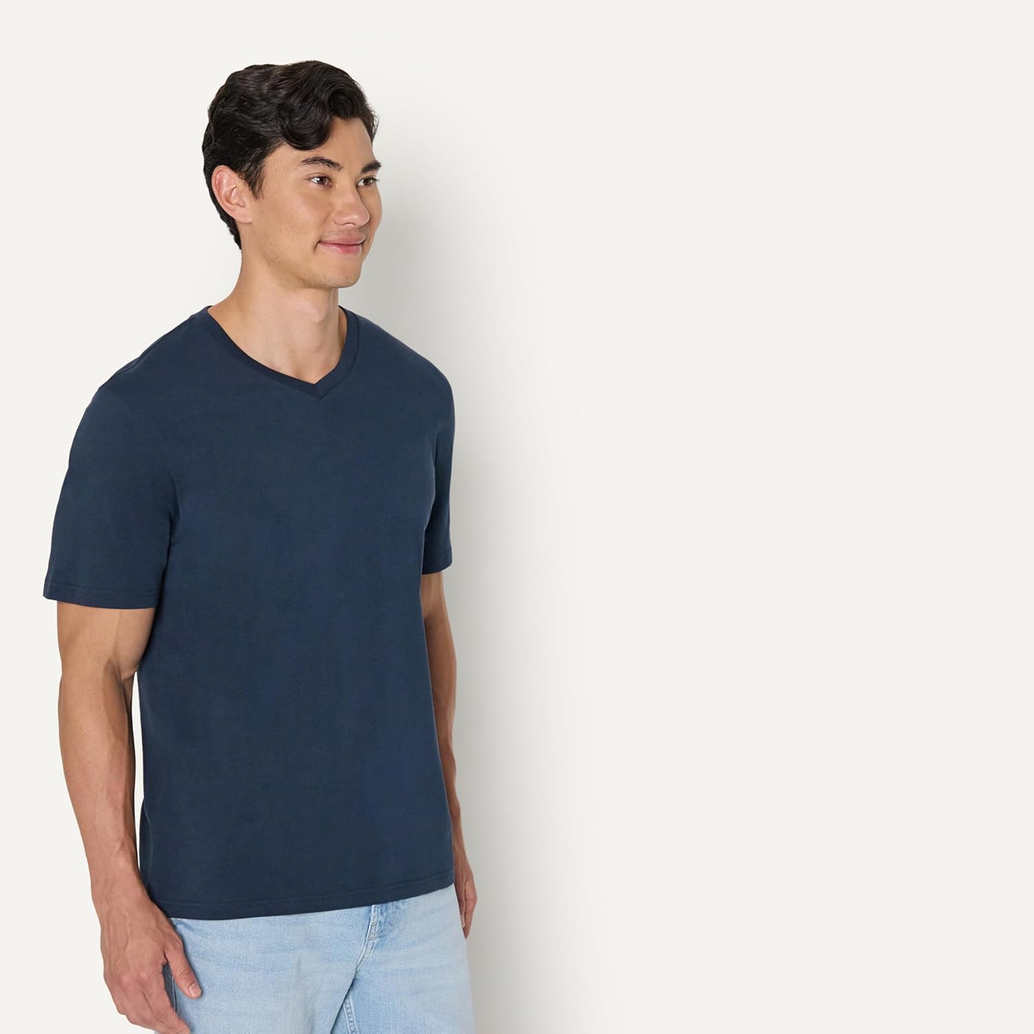 Thumbnail 1 de Amazon Essentials Herren Kurzärmeliges T-Shirt mit V-Ausschnitt (normale Passform)