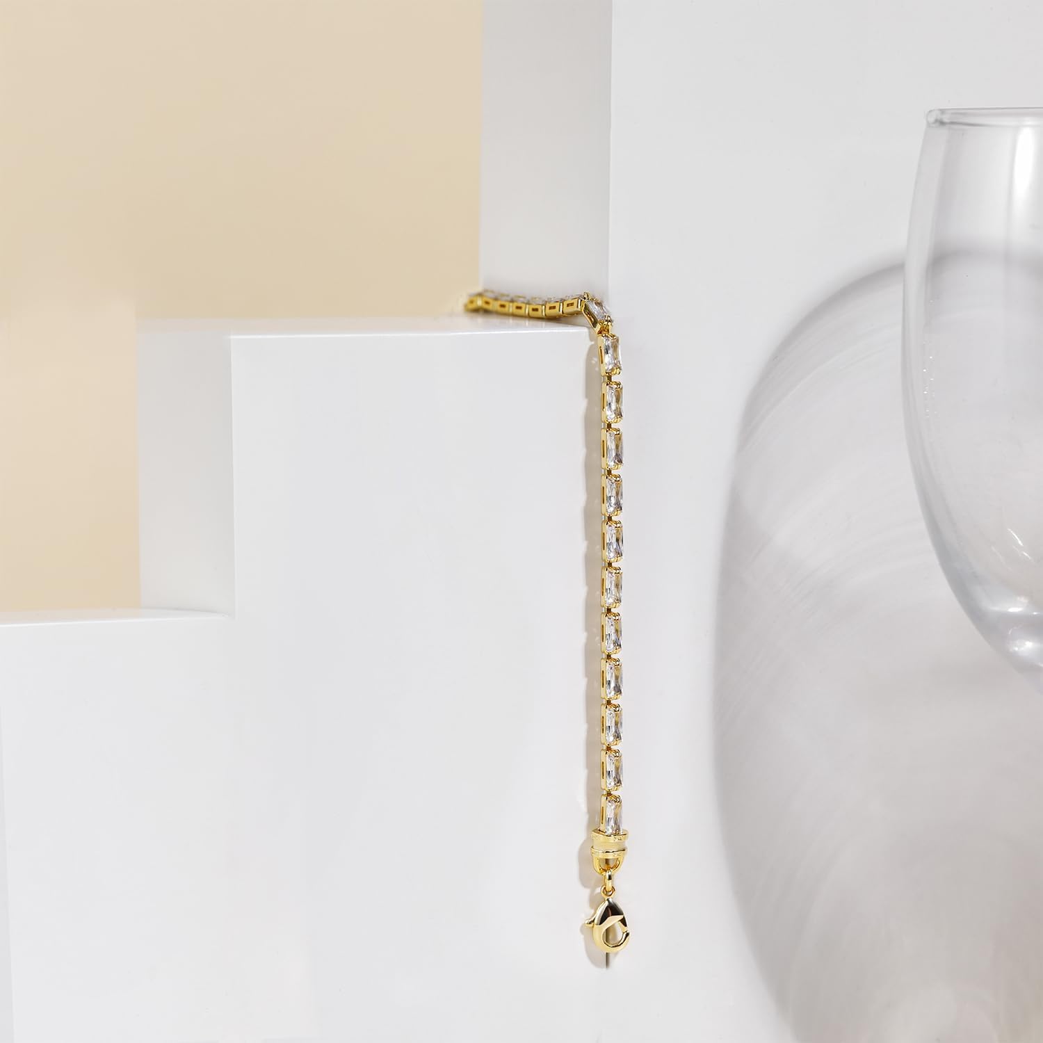 Detalle de Titaniumcentral Tennisarmband für Damen – Goldfarbene Baguette-Zirkonia , 14K vergoldet