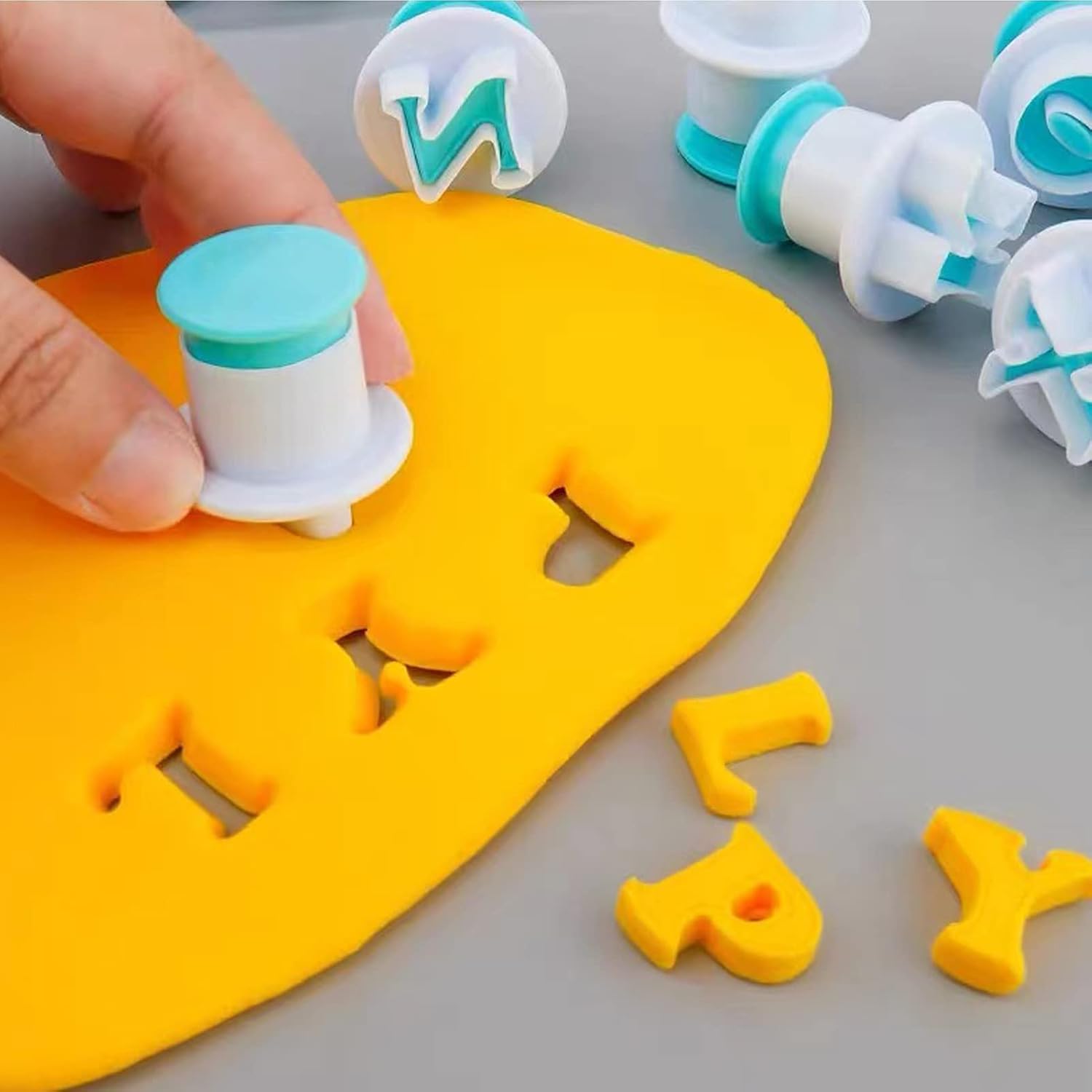 Detalle de 26 Pieces Alphabet Cookie Cutter and Letter Stamps Set for Fondant, Cake Decorating and Biscuit Making