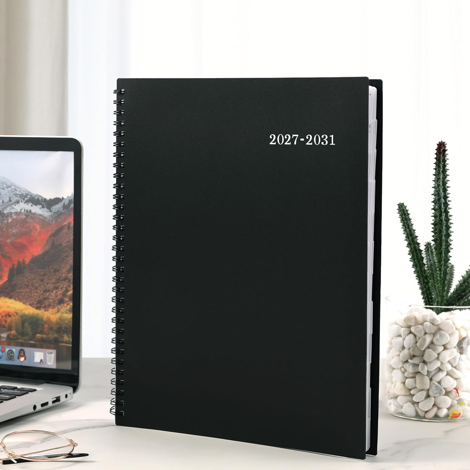 Detalle 2 de Artfan ANA4HEWN25Z13 2027–2031 Monthly Planner, 9" x 11", Twin-Wire Binding