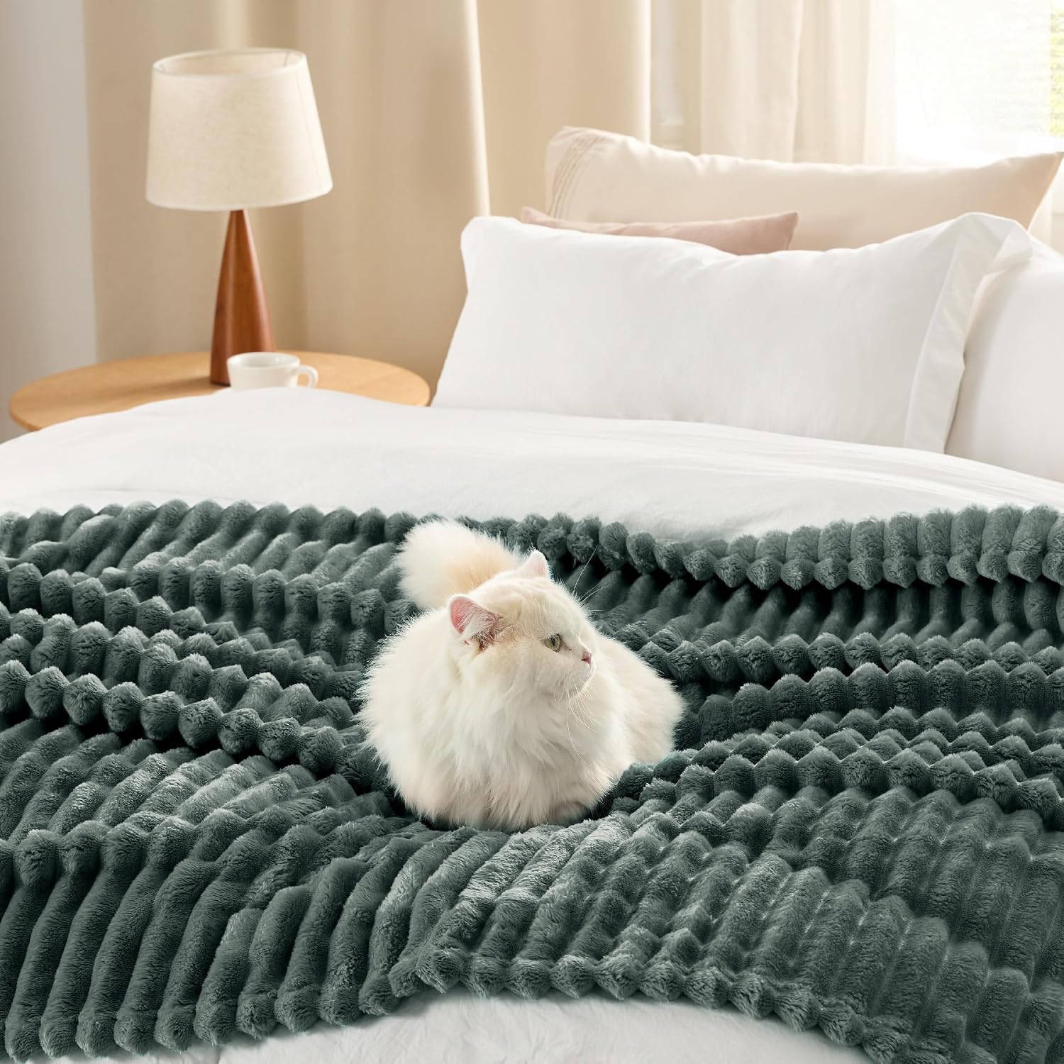 Detalle 2 de BEDSURE Kuscheldecke 220 x 240 cm (dunkelgrün) – Flanell-Fleece Tagesdecke & Wohn-Deck