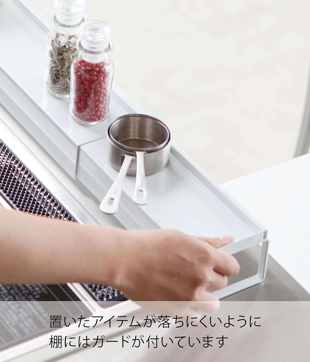 Detalle de 山崎実業 tower 3445 棚付き伸縮排気口カバー ホワイト 幅44~82cm・ガード付き棚
