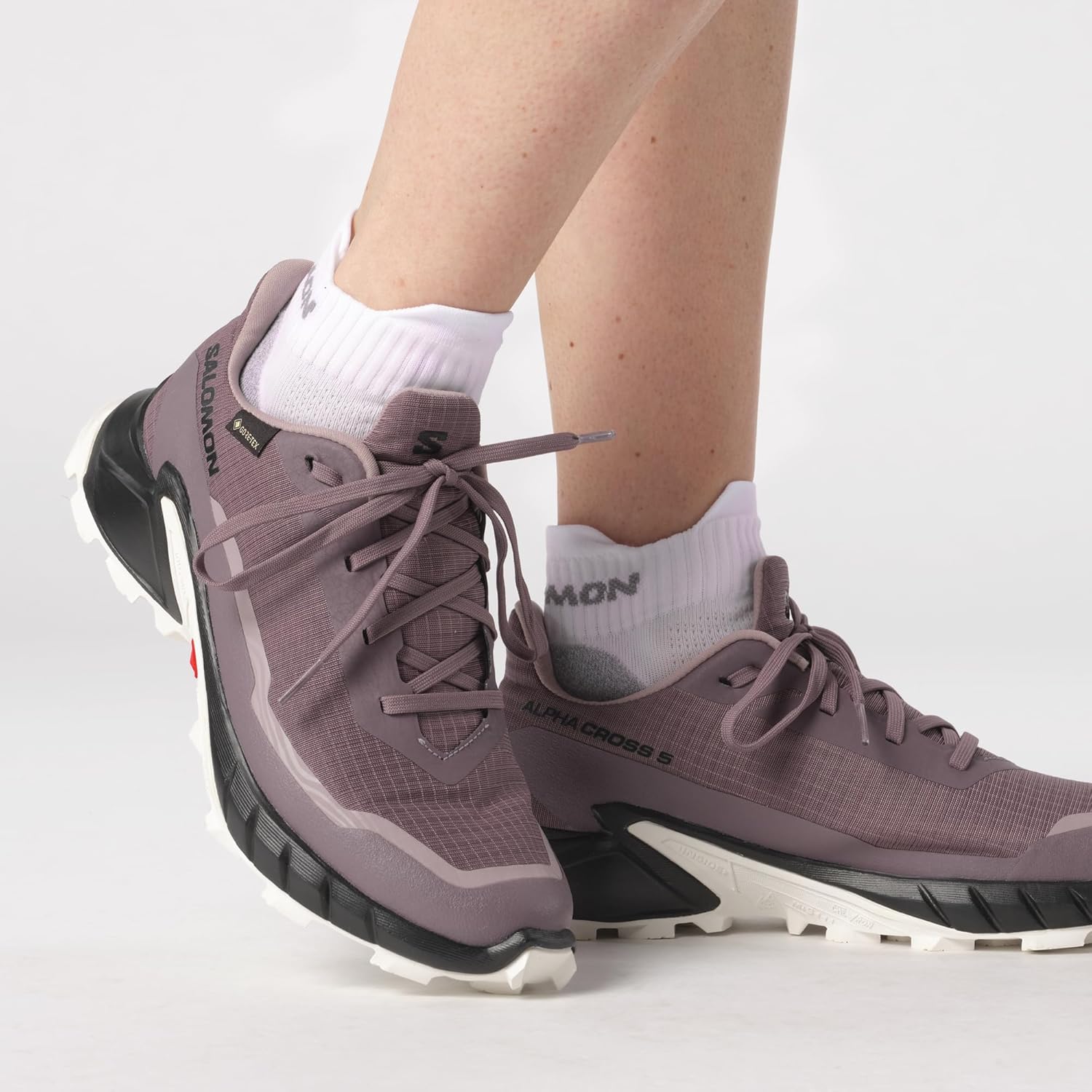 Detalle 2 de Salomon Alphacross 5 GORE-TEX Damen Trail-Laufschuhe – wasserdichter Grip für nasse Trails