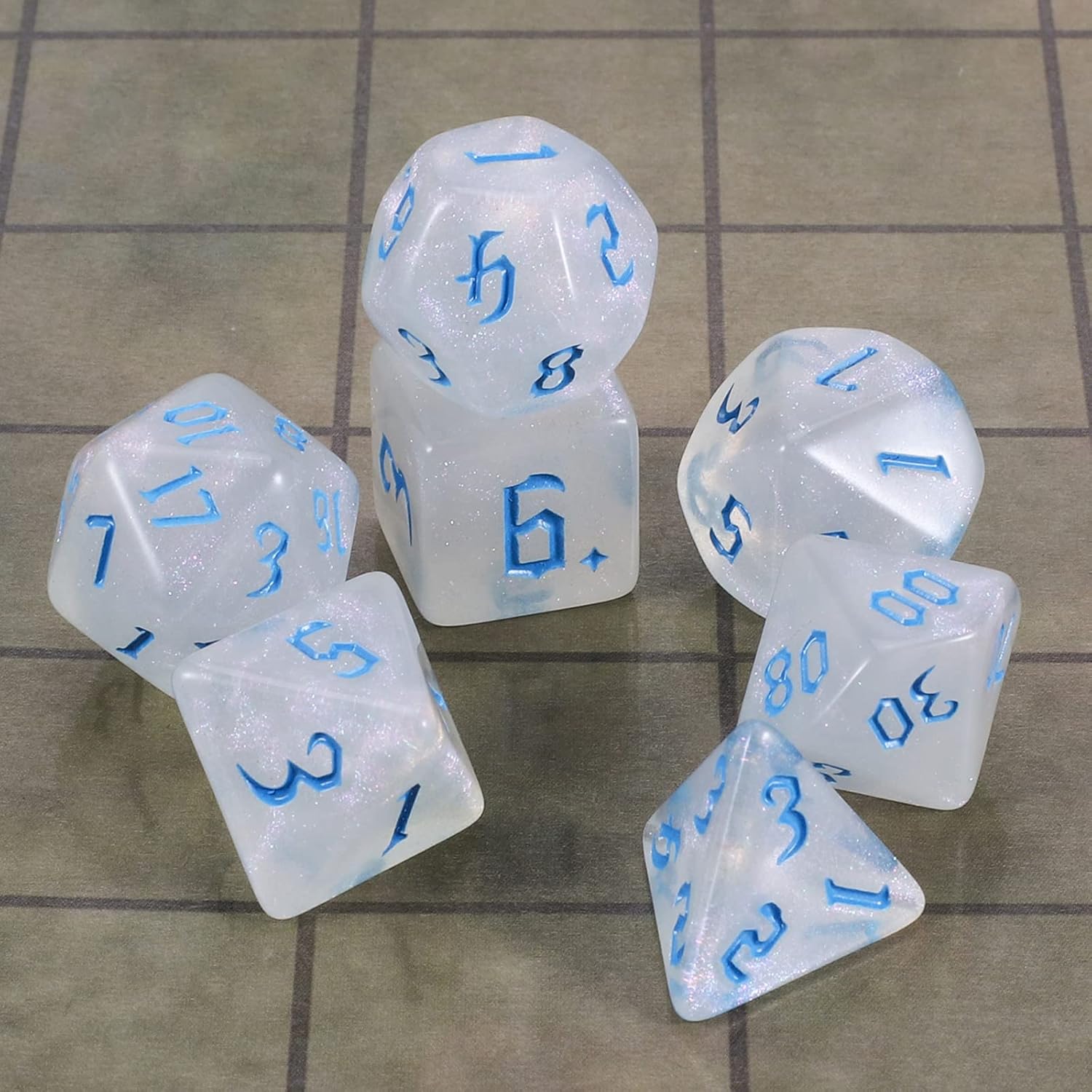 Detalle 2 de QMAY DND Dice Polyhedral Set da 7 dadi Traslucidi con Glitter – D&D, MTG, RPG