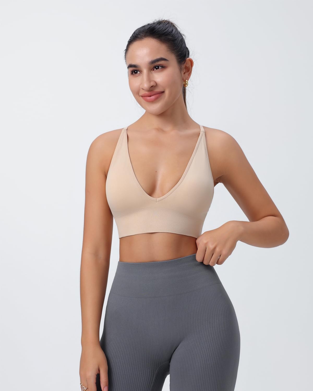 Detalle de SUNSESS Seamless Deep V non-wired sports bra with removable pads – yoga crop top bralette