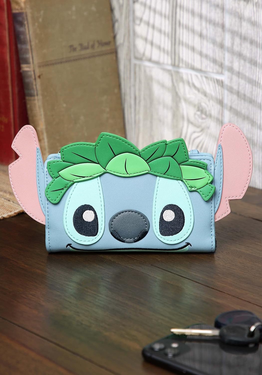 Detalle 2 de Disney Lilo & Stitch ルアウ 二つ折り財布 フェイクレザー・ジップ式・マルチカラー