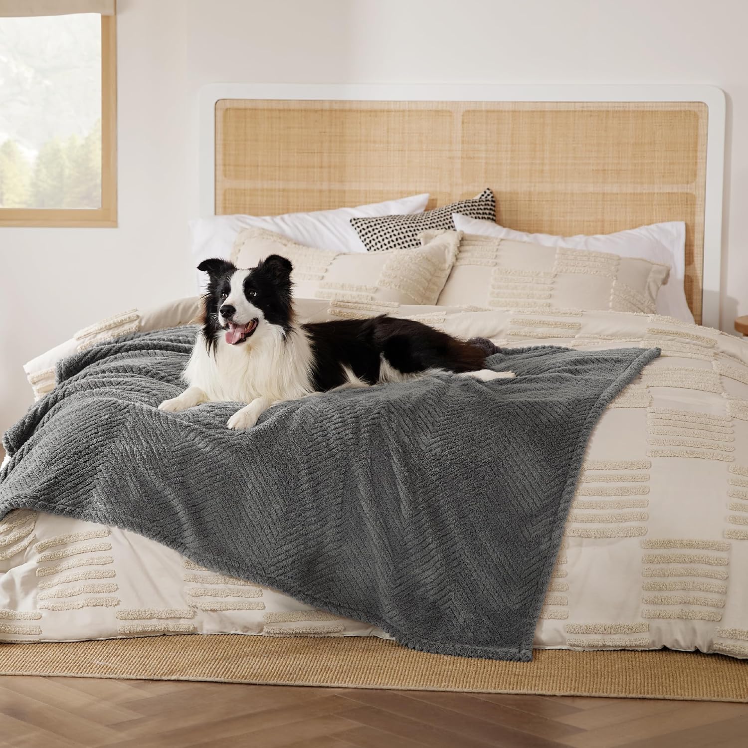 Detalle 2 de Bedsure Large Dog Blankets (152x127cm) Washable Sherpa Pet Blanket – Dark Grey