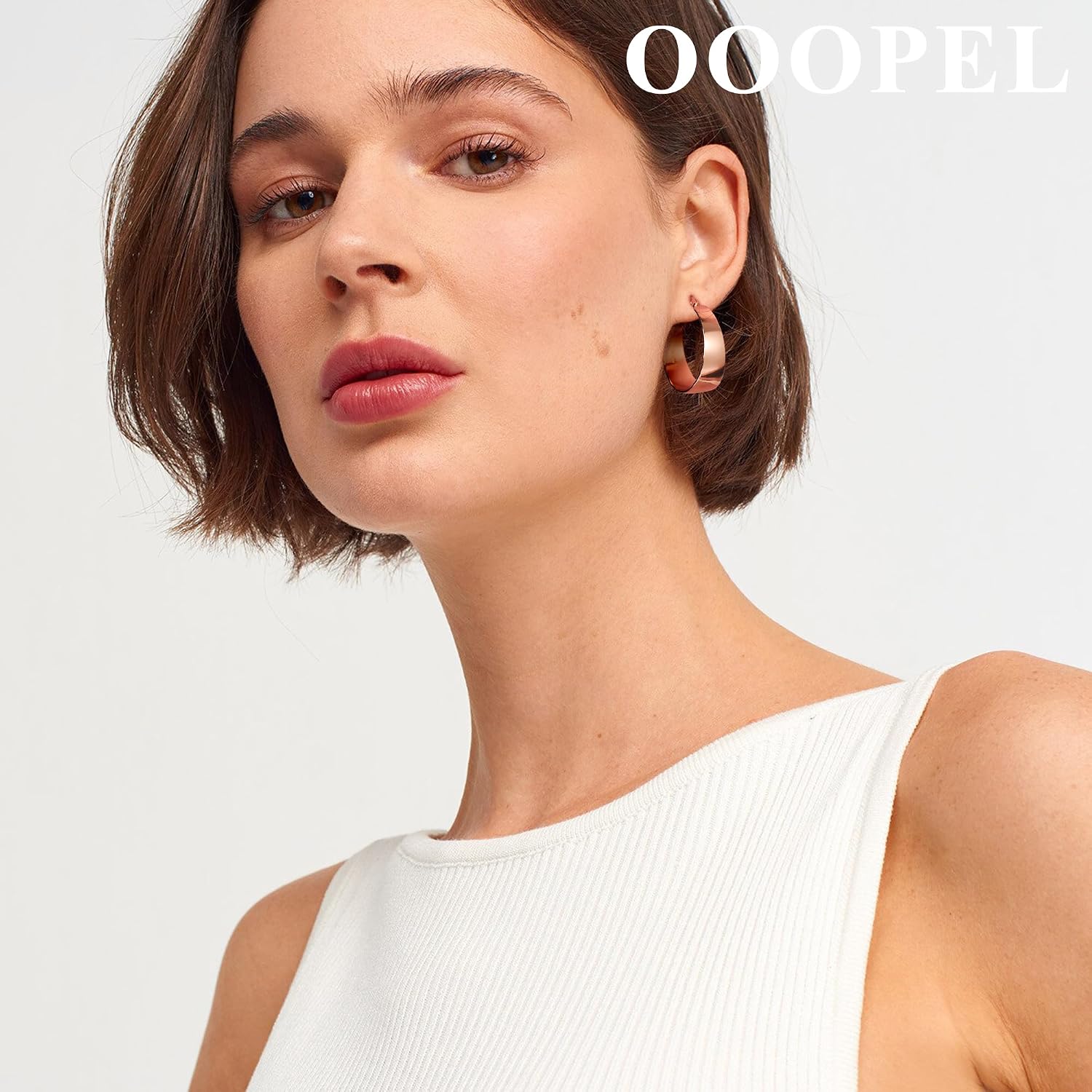 Detalle 2 de OOOPEL Hoop Earrings, 10mm Wide
