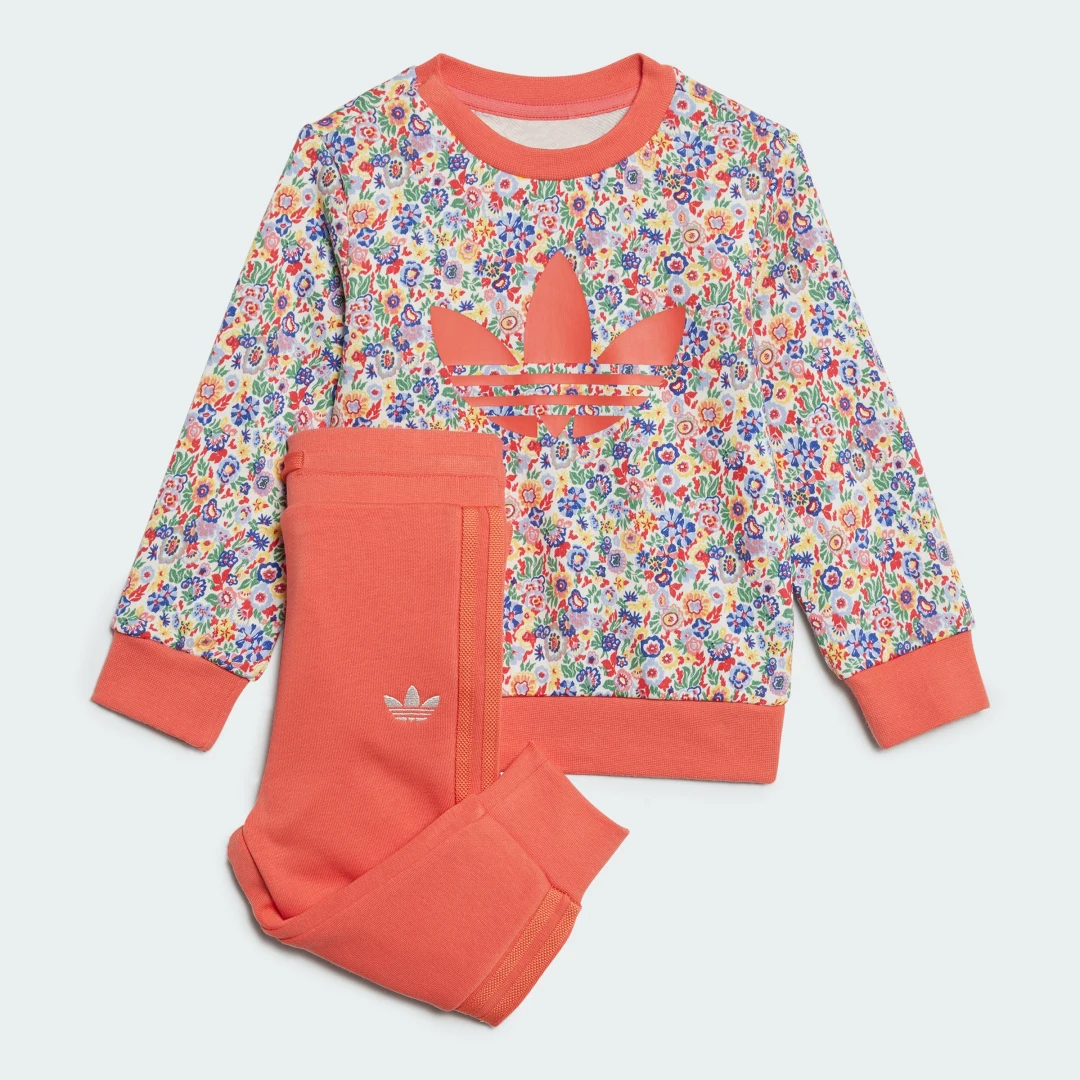 Detalle de Conjunto adidas Originals x Liberty London para bebé