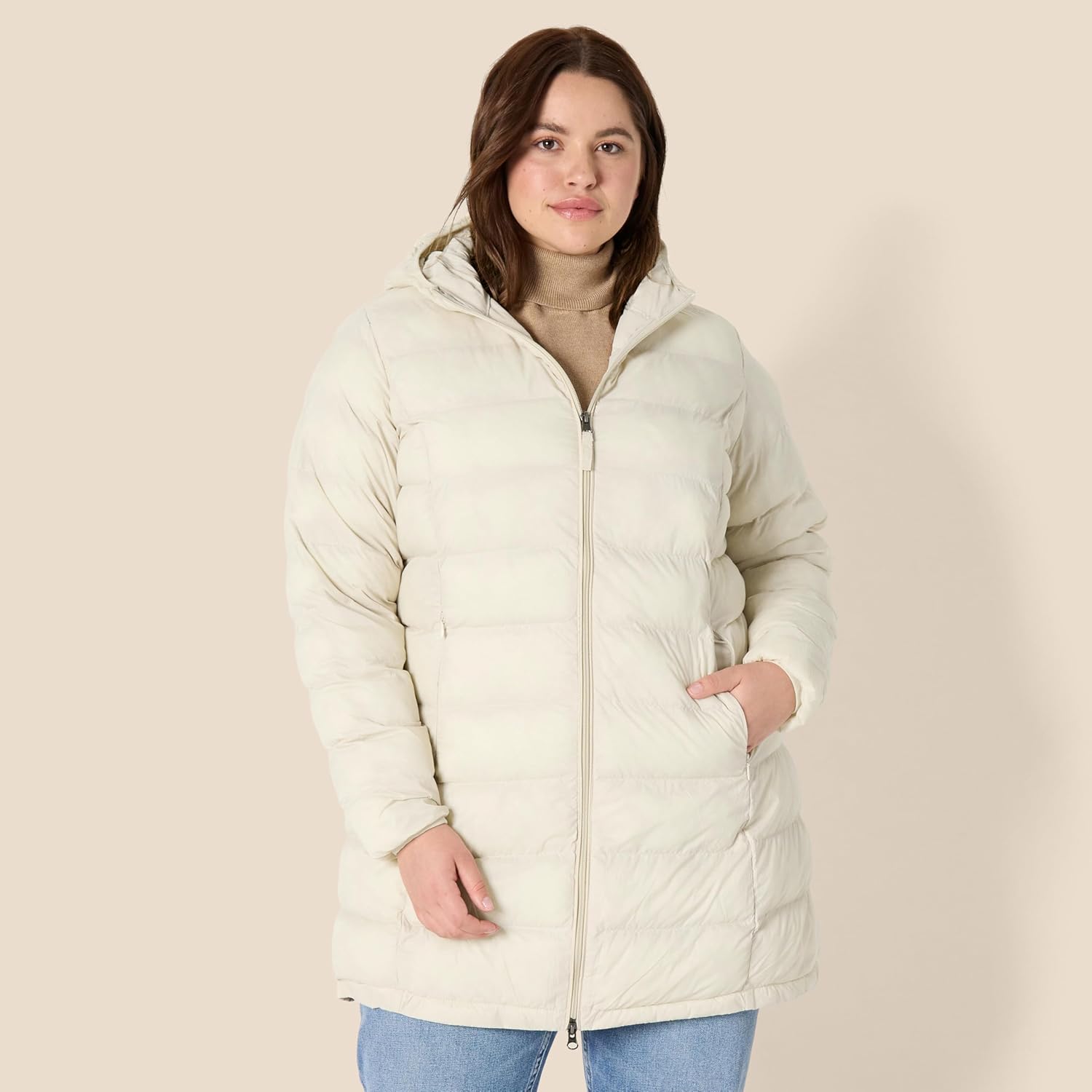 Thumbnail 4 de Amazon Essentials Women's Lightweight Water-Resistant Packable Hooded Puffer Coat (Plus Size)