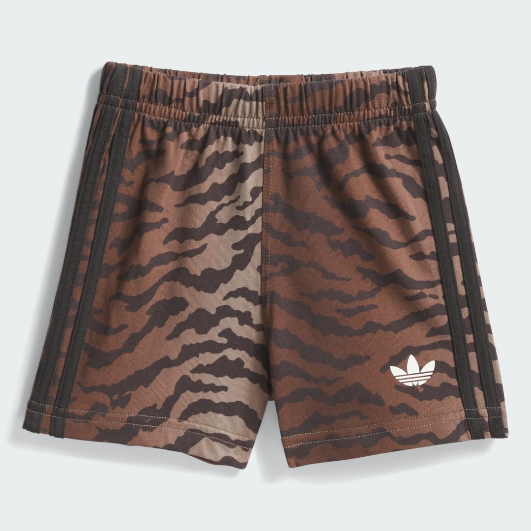 Detalle 2 de Conjunto Adidas: pantalón corto y camiseta AOP en blanco