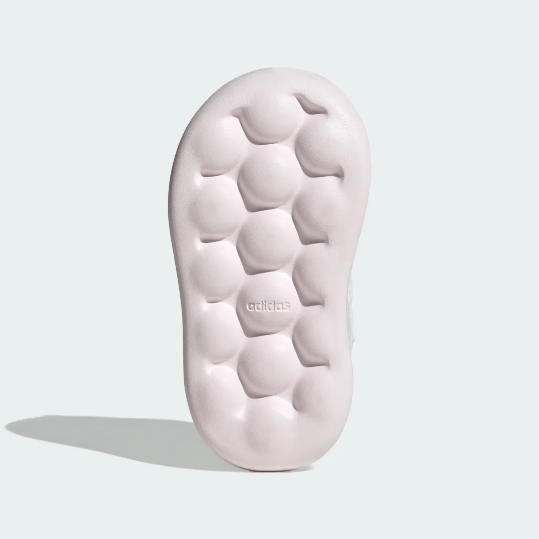 Detalle de Zapatilla Grand Court 2.0 Bebé de Adidas: blancura para los primeros pasos