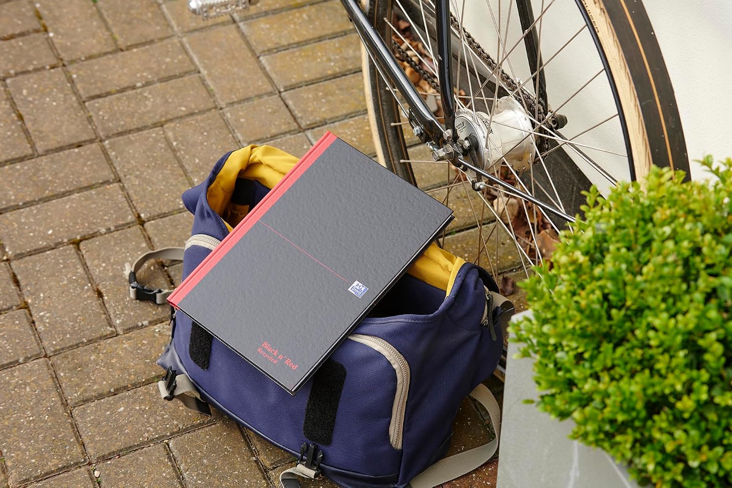 Detalle 2 de Oxford Black n' Red A4 Recycled Notebook – Pack of 3 (Hardback, Lined, 192 pages)