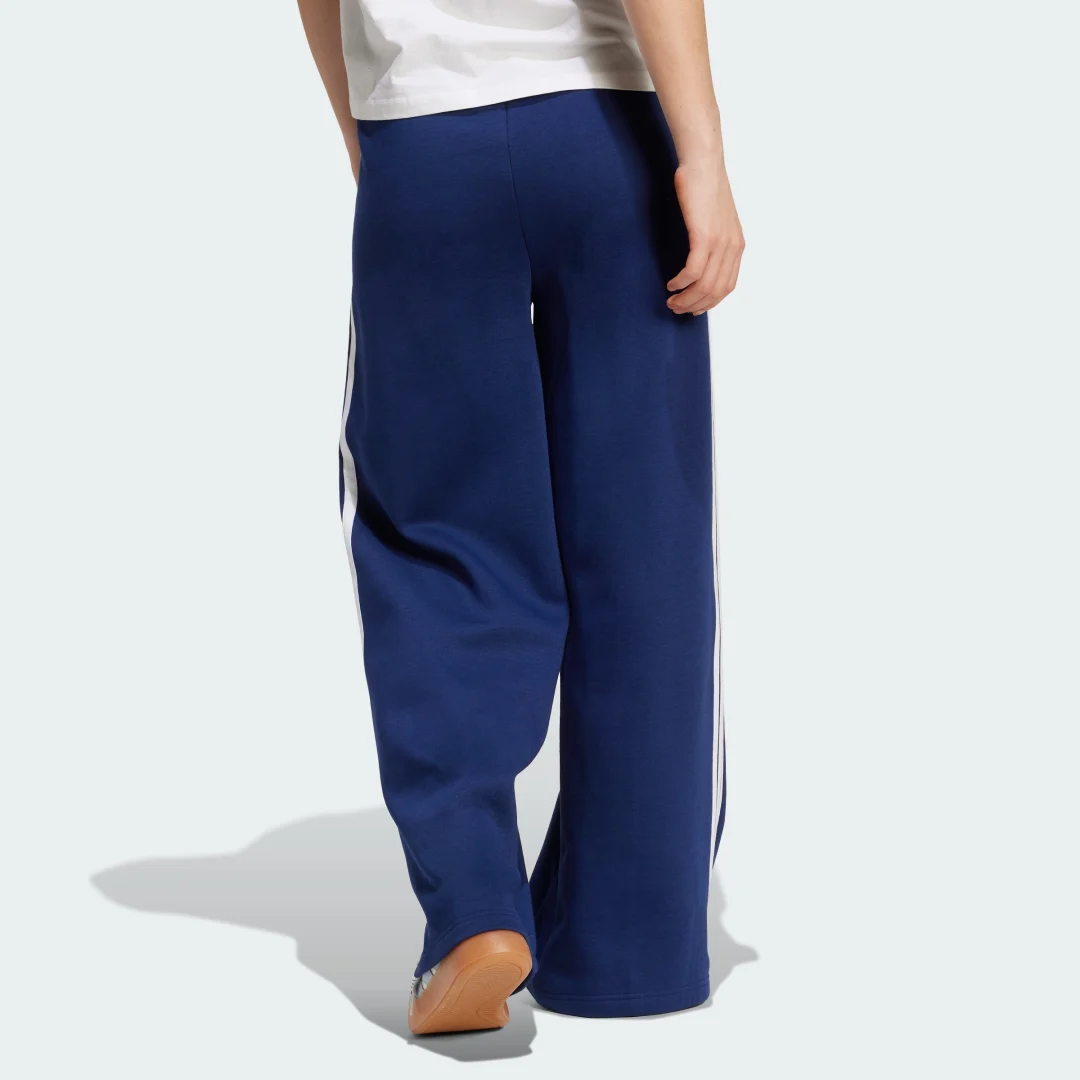 Detalle de Pantalón ancho de felpa adidas 3 Stripes (Azul) – comodidad urbana con un toque clásico