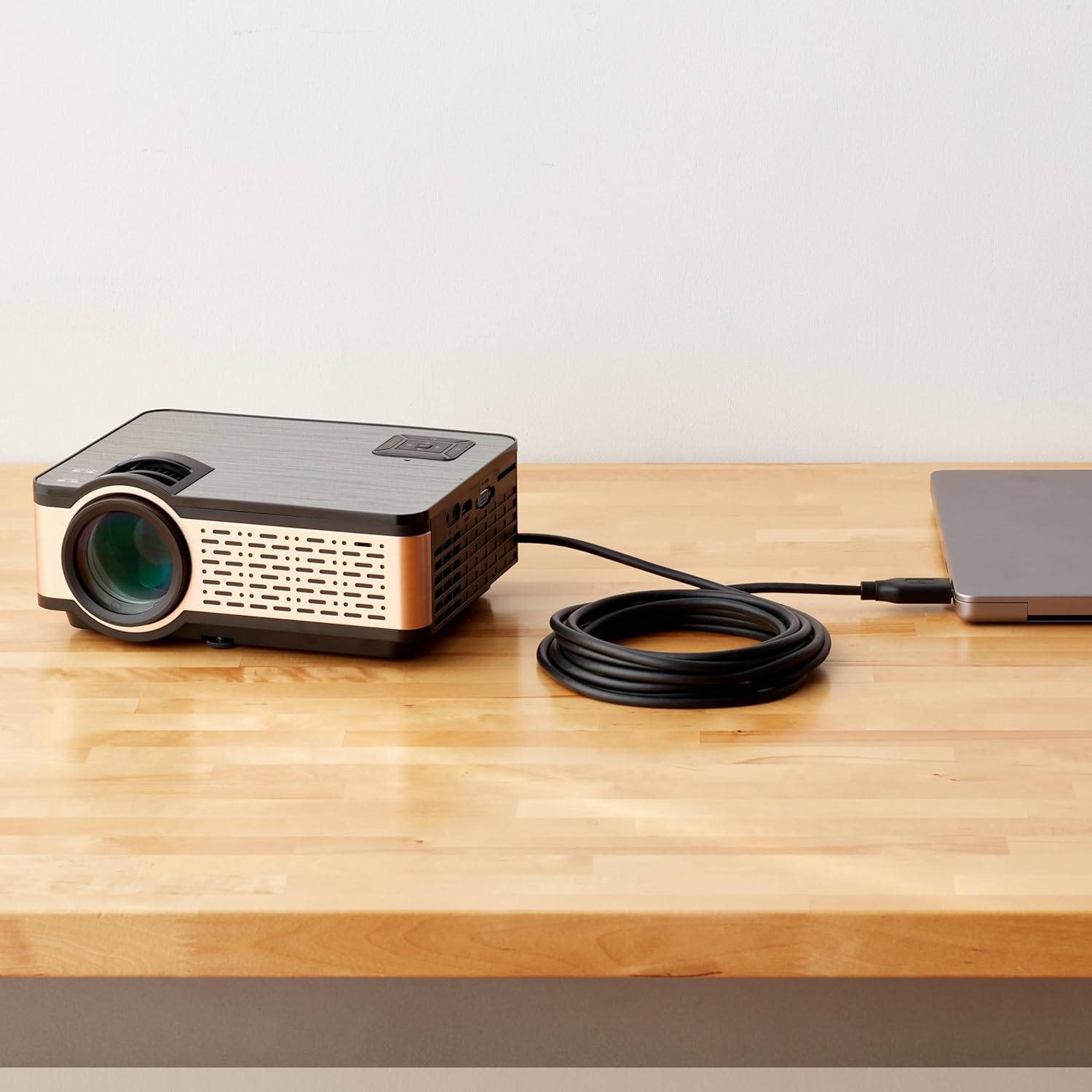 Thumbnail 4 de Amazon Basics Cable DisplayPort a HDMI 4.5m, Oro, Negro