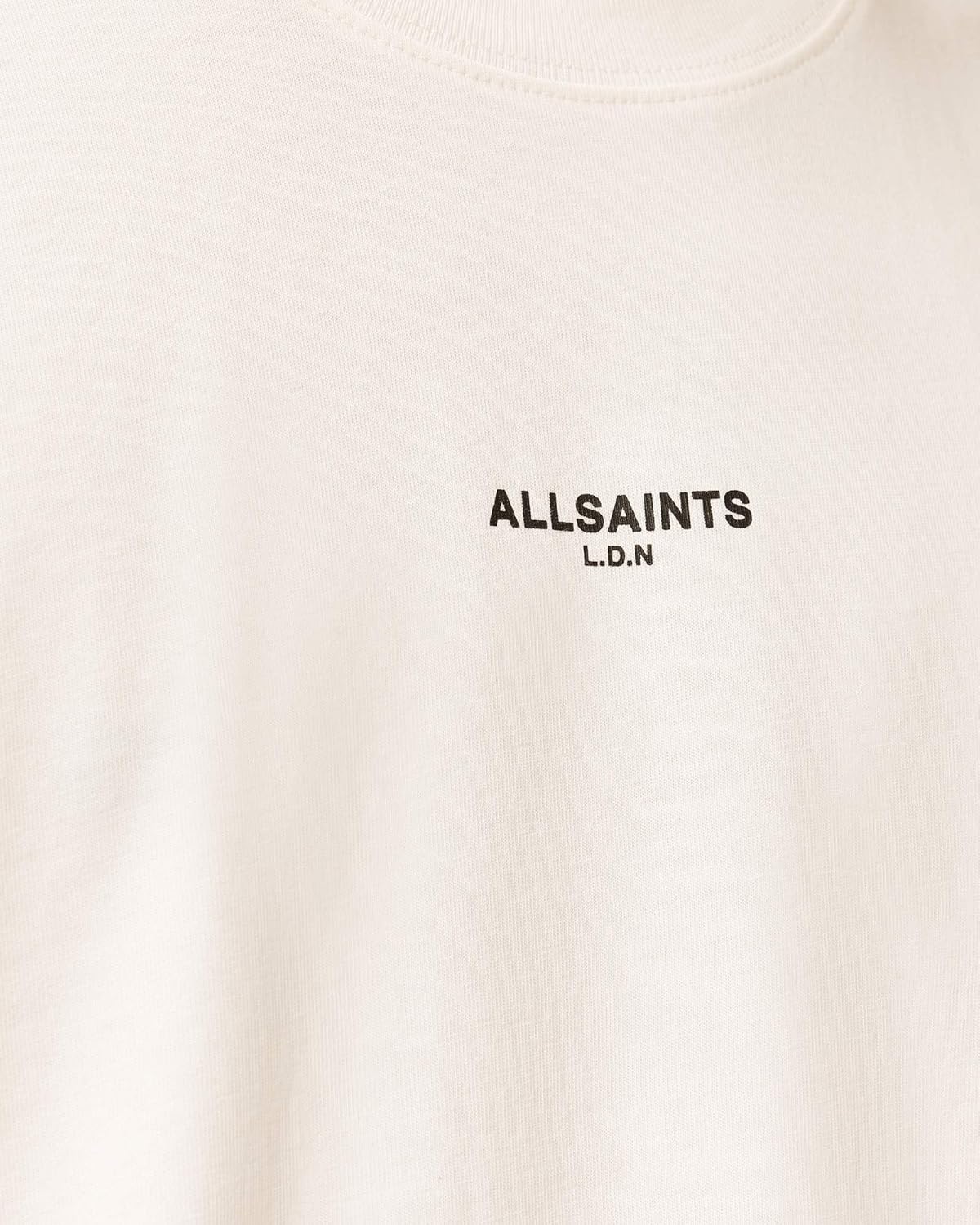 Detalle de Allsaints Mikro SS Crew T-Shirt Uomo: tee oversize a girocollo con maniche corte