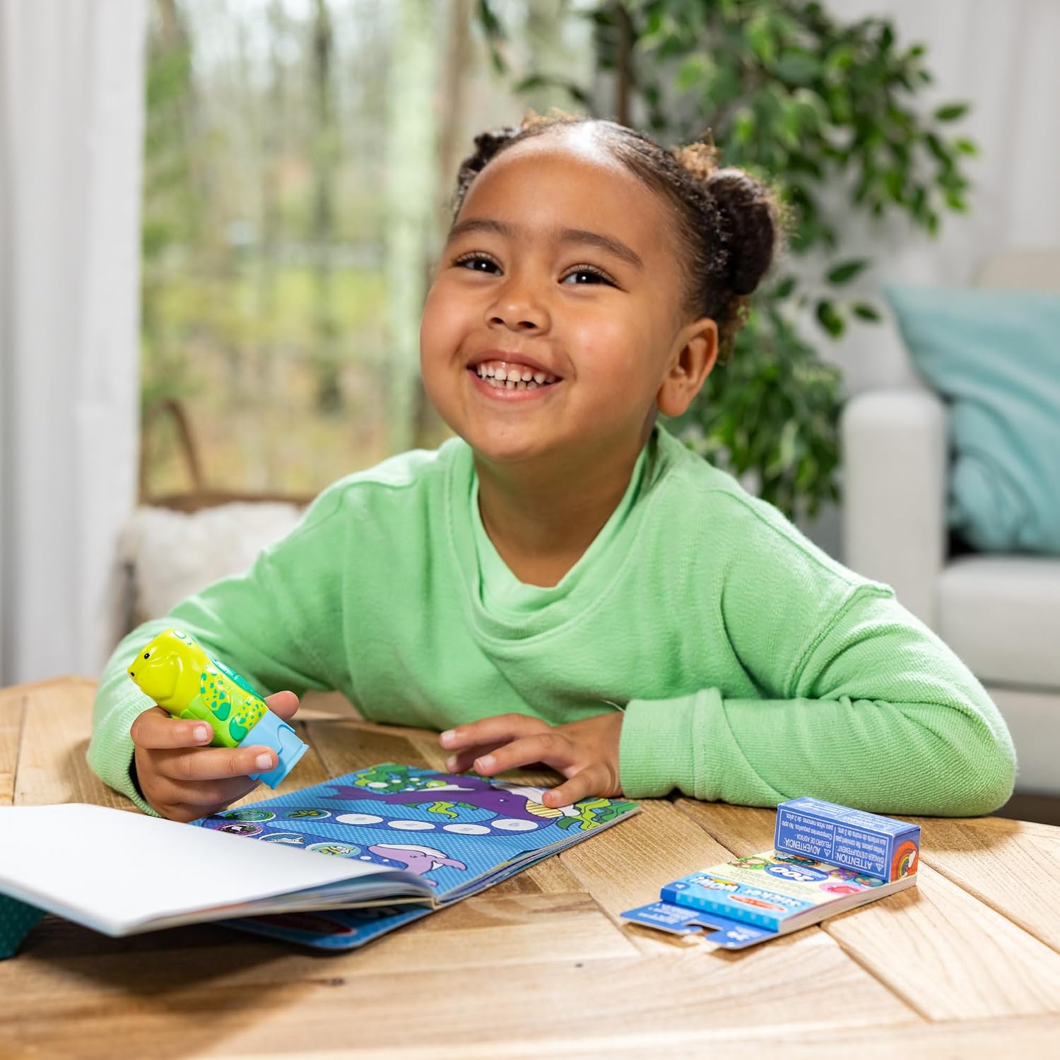 Detalle de Melissa & Doug Sticker WOW! Sea Turtle Bundle – 24-Page Activity Pad, Sticker Stamper & 500 Ocean Stickers