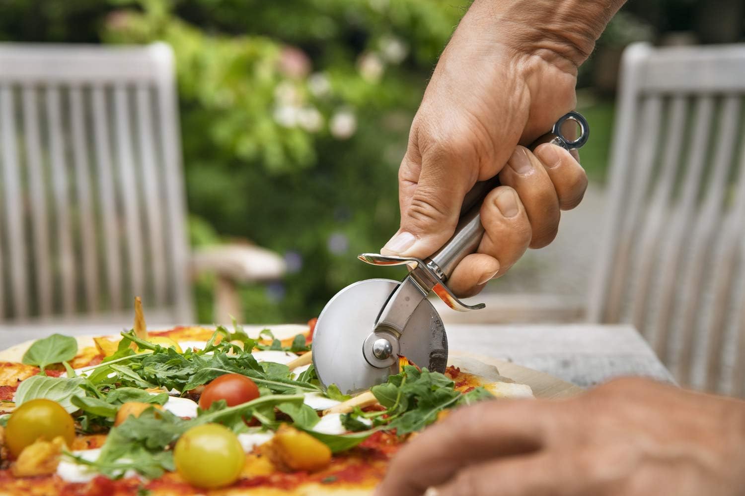 Detalle 2 de RÖSLE Pizza- und Flammkuchenschneider – hochwertig, stabil und hygienisch aus Edelstahl 18/10
