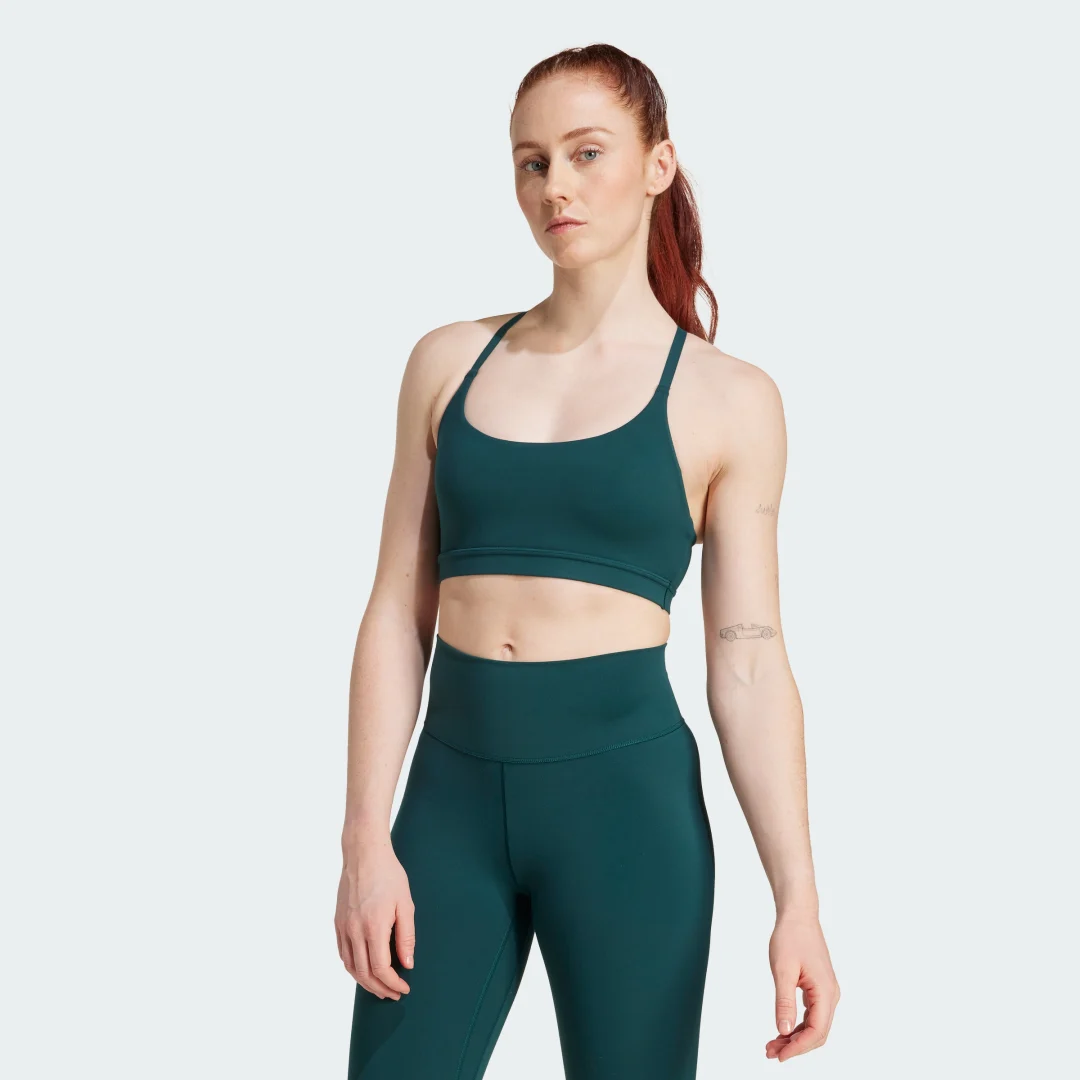 Detalle de Sujetador adidas All Me de bajo impacto, verde – comodidad diaria para entrenos ligeros