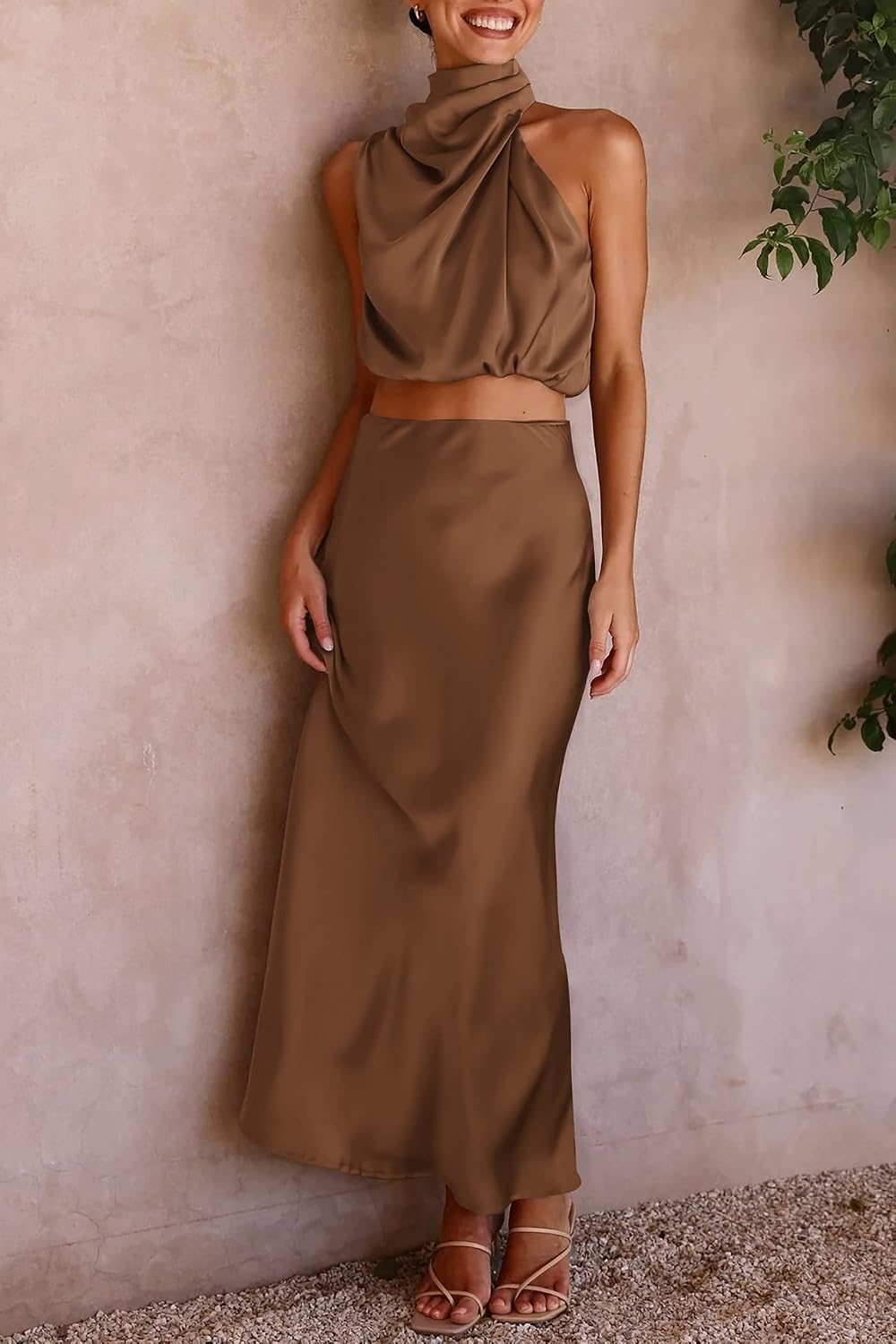 Detalle de PRETTYGARDEN Women's Satin 2-Piece Outfit: Mock Neck Crop Top & Long Skirt Set